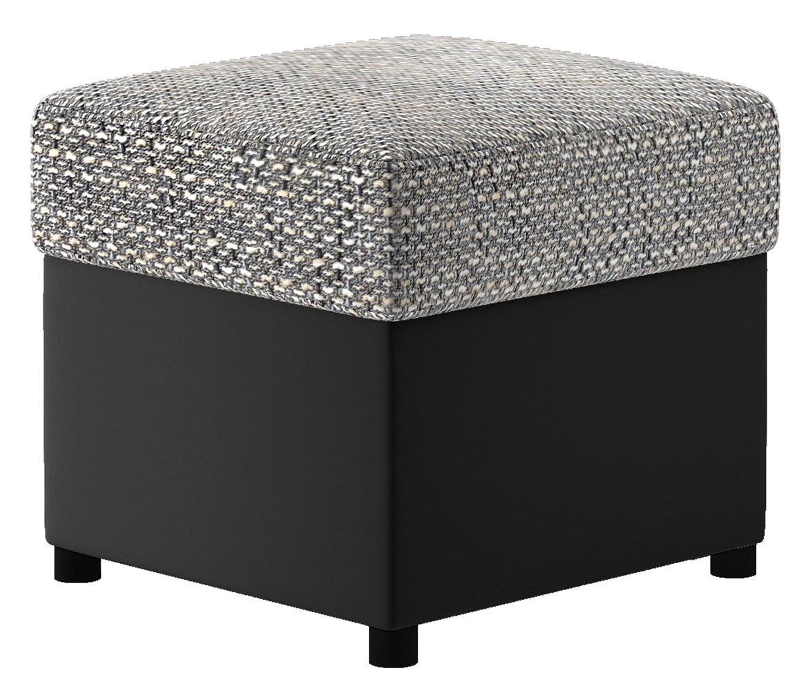 Pufa R3 w kolorze Berlin 01 szary z siedziskiem w tkaninie plecionej i czarną podstawą Soft 11, widok na białym tle.