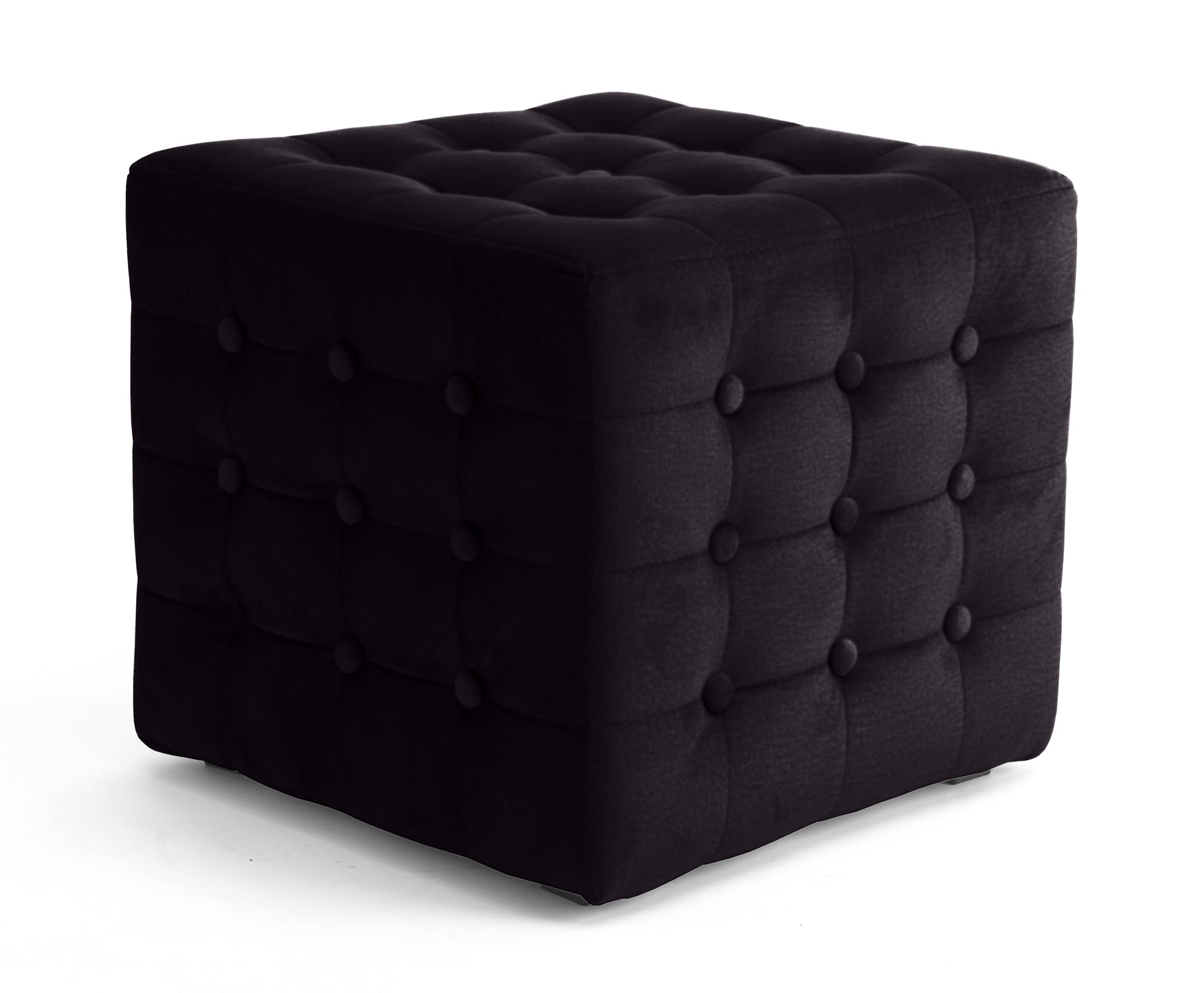 Pufa Sofia w tkaninie Matt Velvet 99 w kolorze czarnym, z eleganckim pikowaniem i dekoracyjnymi guzikami. Stylowy mebel tapicerowany do salonu, sypialni, garderoby lub nowoczesnego przedpokoju.