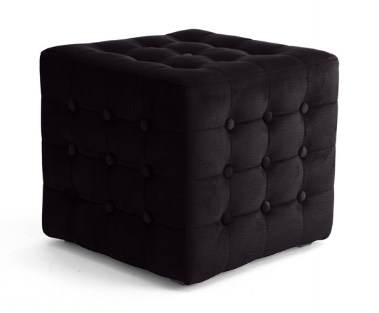 Pufa Sofia w tkaninie Matt Velvet 99 w kolorze czarnym, z eleganckim pikowaniem i dekoracyjnymi guzikami. Stylowy mebel tapicerowany do salonu, sypialni, garderoby lub nowoczesnego przedpokoju.