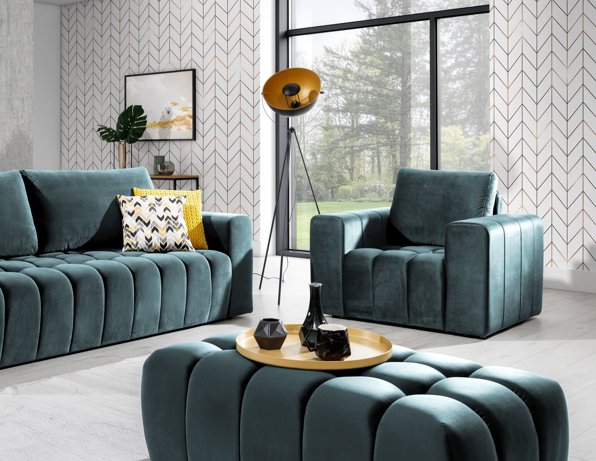 Pufa Lazaro w kolorze Kronos 19 zielony w eleganckim salonie z sofą i fotelem z tej samej kolekcji, dopełniona żółtymi akcentami i widokiem na ogród przez panoramiczne okna.