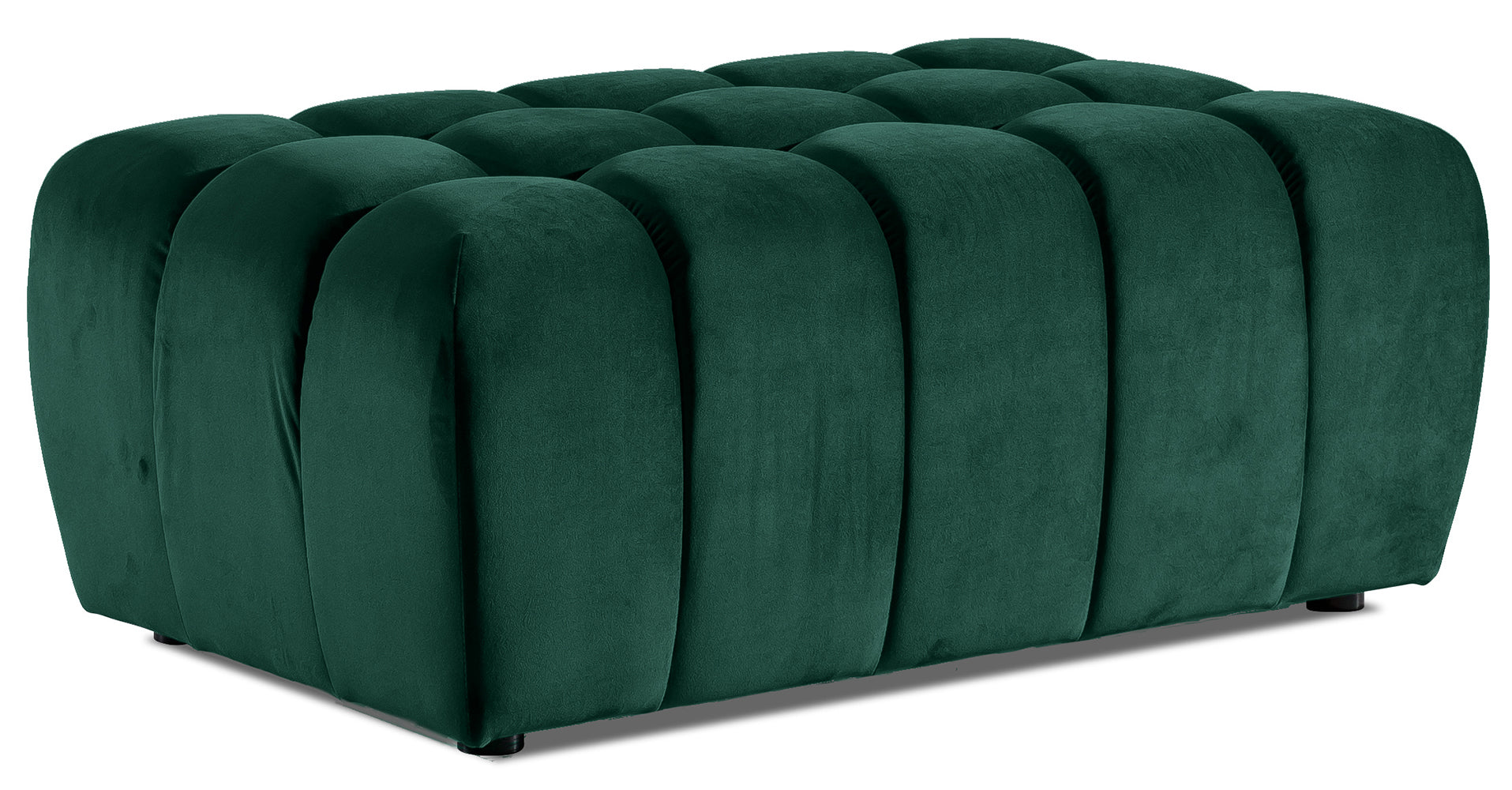 Pufa Lazaro Monolith 37 zielona, widok 3/4: prostokątna pufa obita miękkim, butelkowozielonym aksamitem z charakterystycznym pionowym pikowaniem w zaokrąglone pasy.
