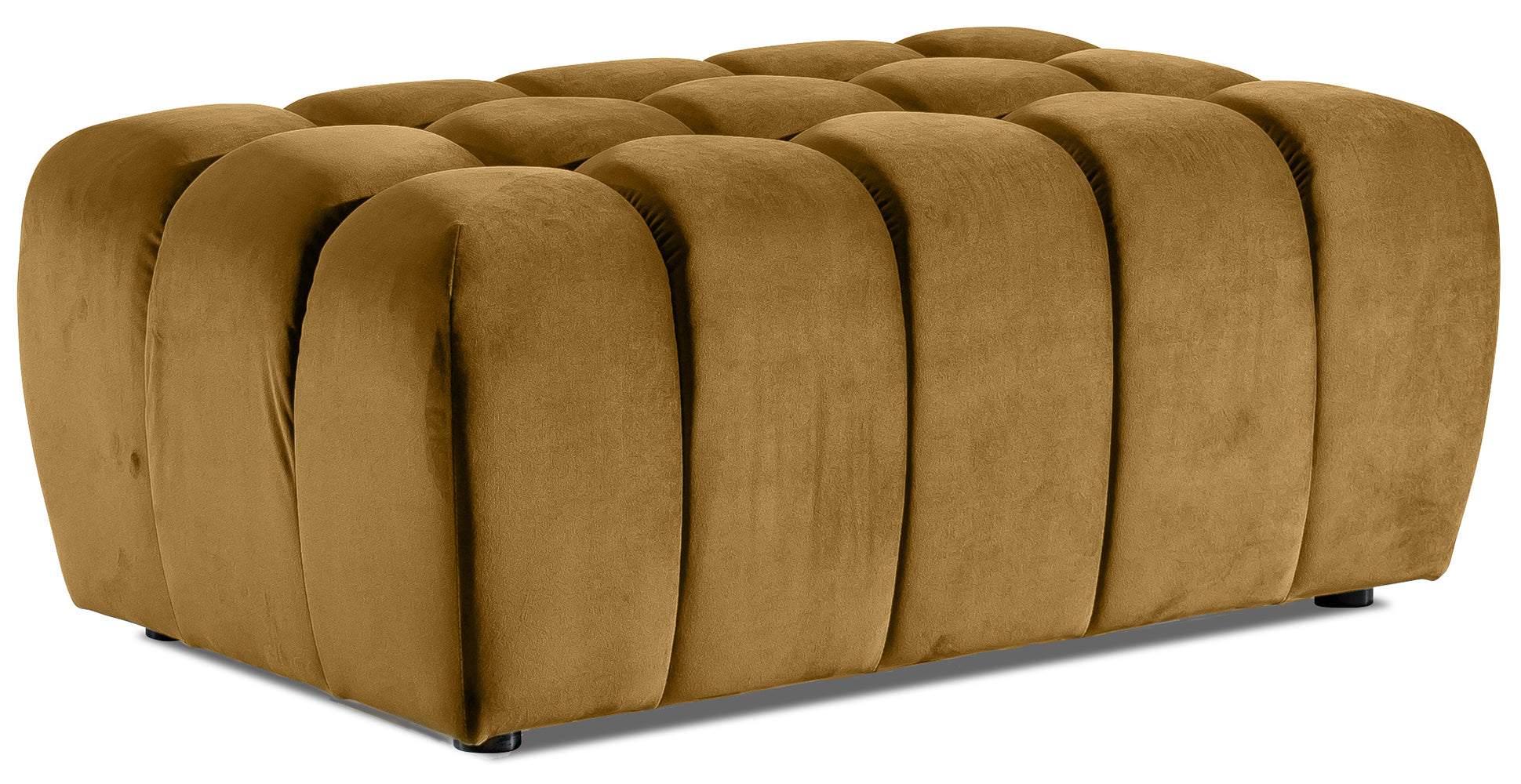 Pufa Lazaro Monolith 48 żółta – widok 3/4: prostokątna, pikowana pufa obita miękkim, musztardowozłotym aksamitem, z wyraźnymi, zaokrąglonymi pionowymi przeszyciami.
