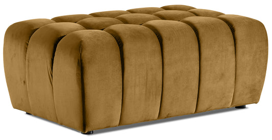 Pufa Lazaro Monolith 48 żółta – widok 3/4: prostokątna, pikowana pufa obita miękkim, musztardowozłotym aksamitem, z wyraźnymi, zaokrąglonymi pionowymi przeszyciami.