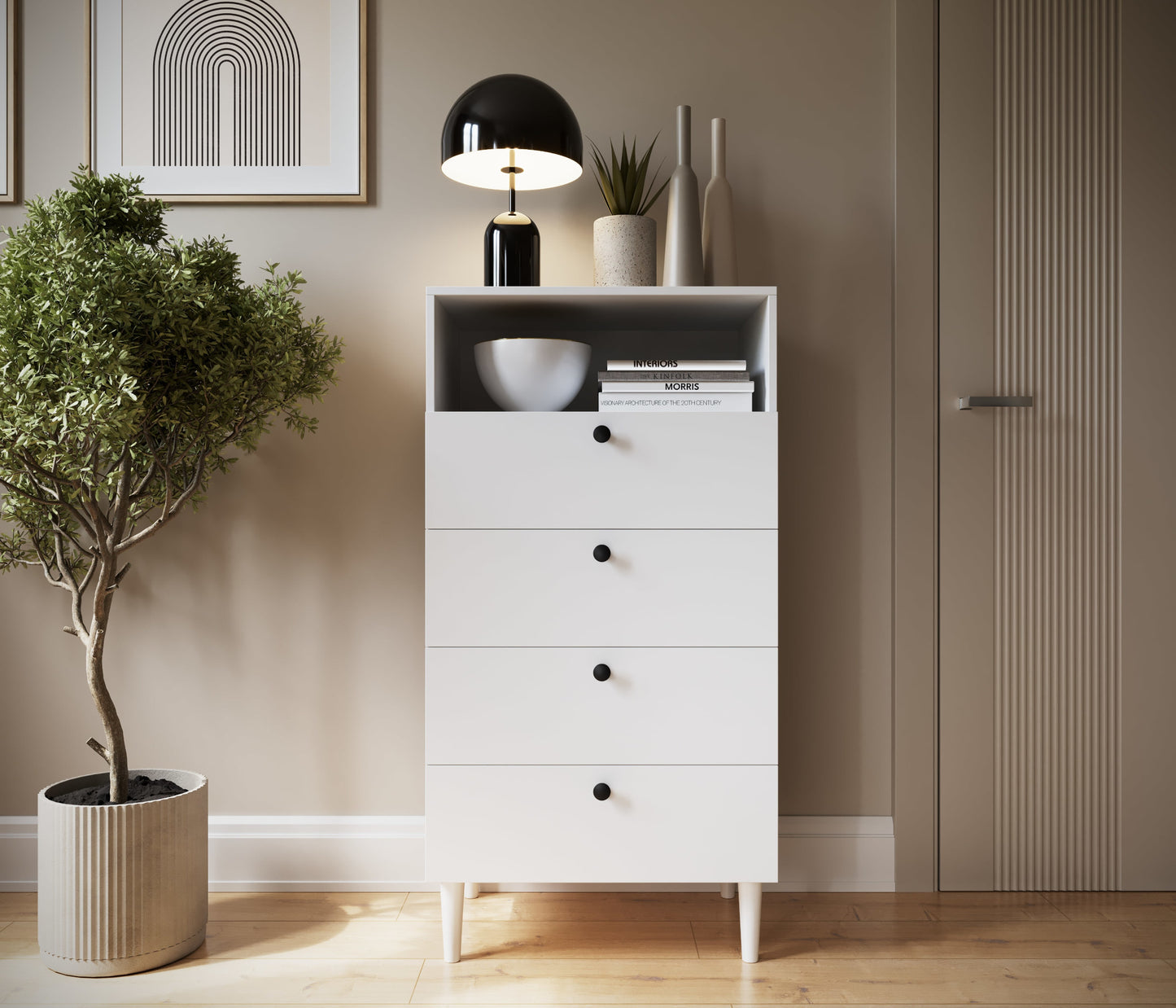 Biały regał Dullum ustawiony w nowoczesnym wnętrzu, ozdobiony lampą i dekoracjami, obok drzwi i rośliny.