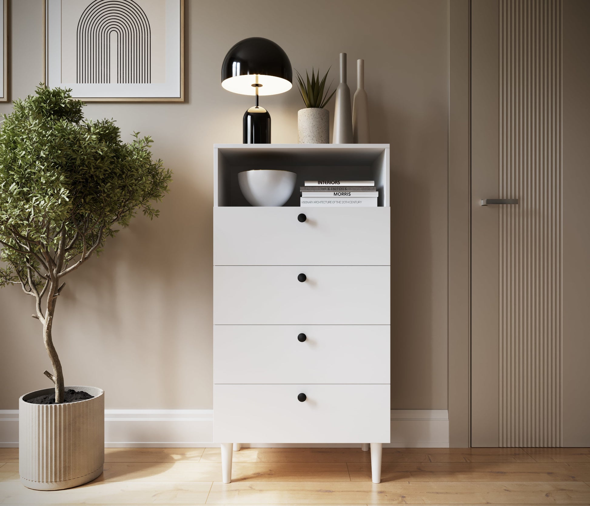 Biały regał Dullum ustawiony w nowoczesnym wnętrzu, ozdobiony lampą i dekoracjami, obok drzwi i rośliny.