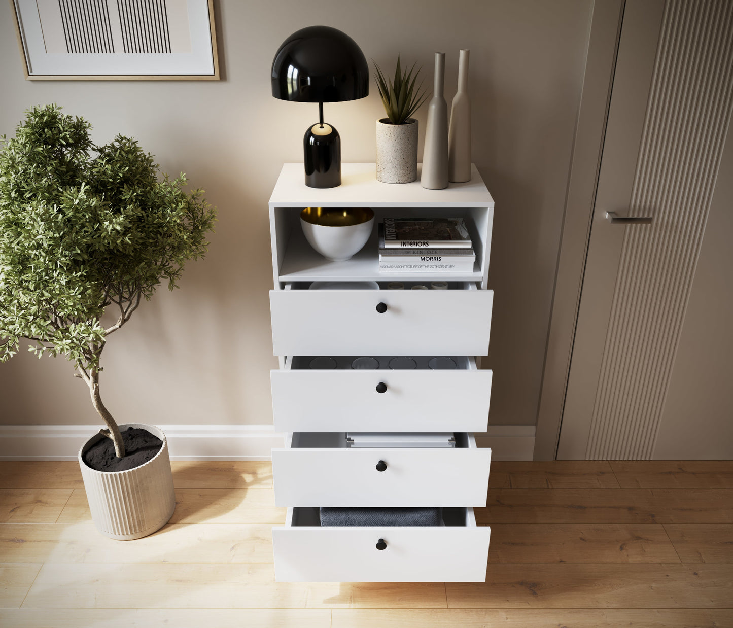 Regał Dullum w aranżacji wnętrza z otwartymi szufladami – widok z góry, dekoracje na blacie.