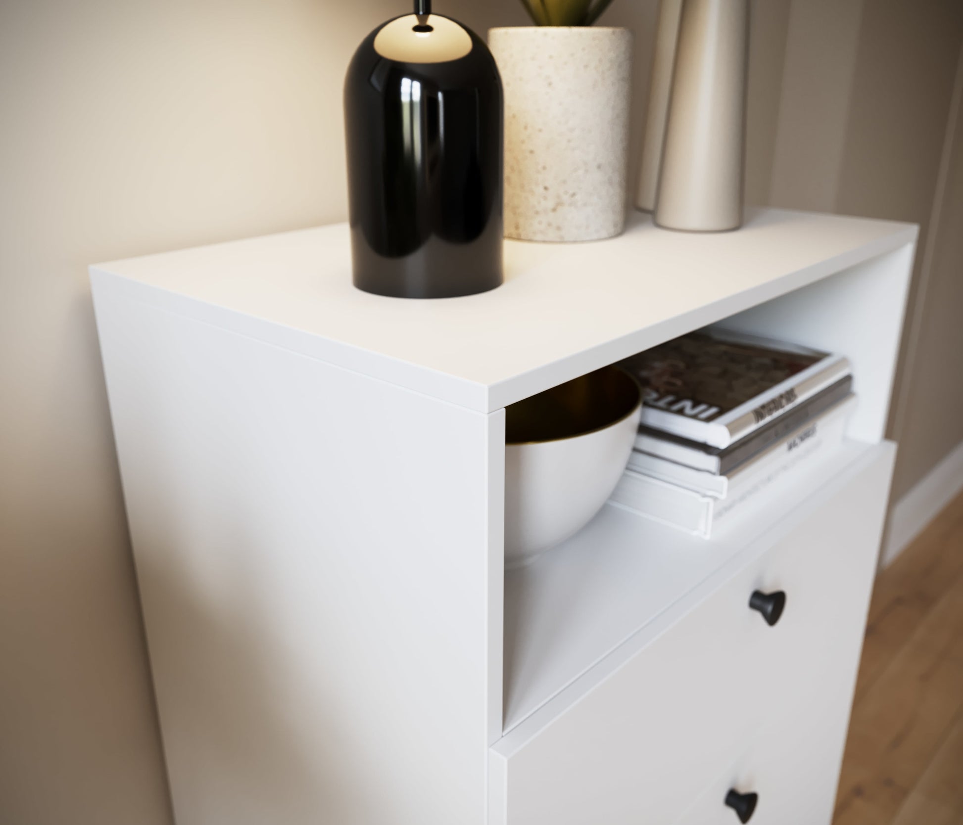 Górna półka regału Dullum z dekoracjami – misa i książki w minimalistycznym stylu.