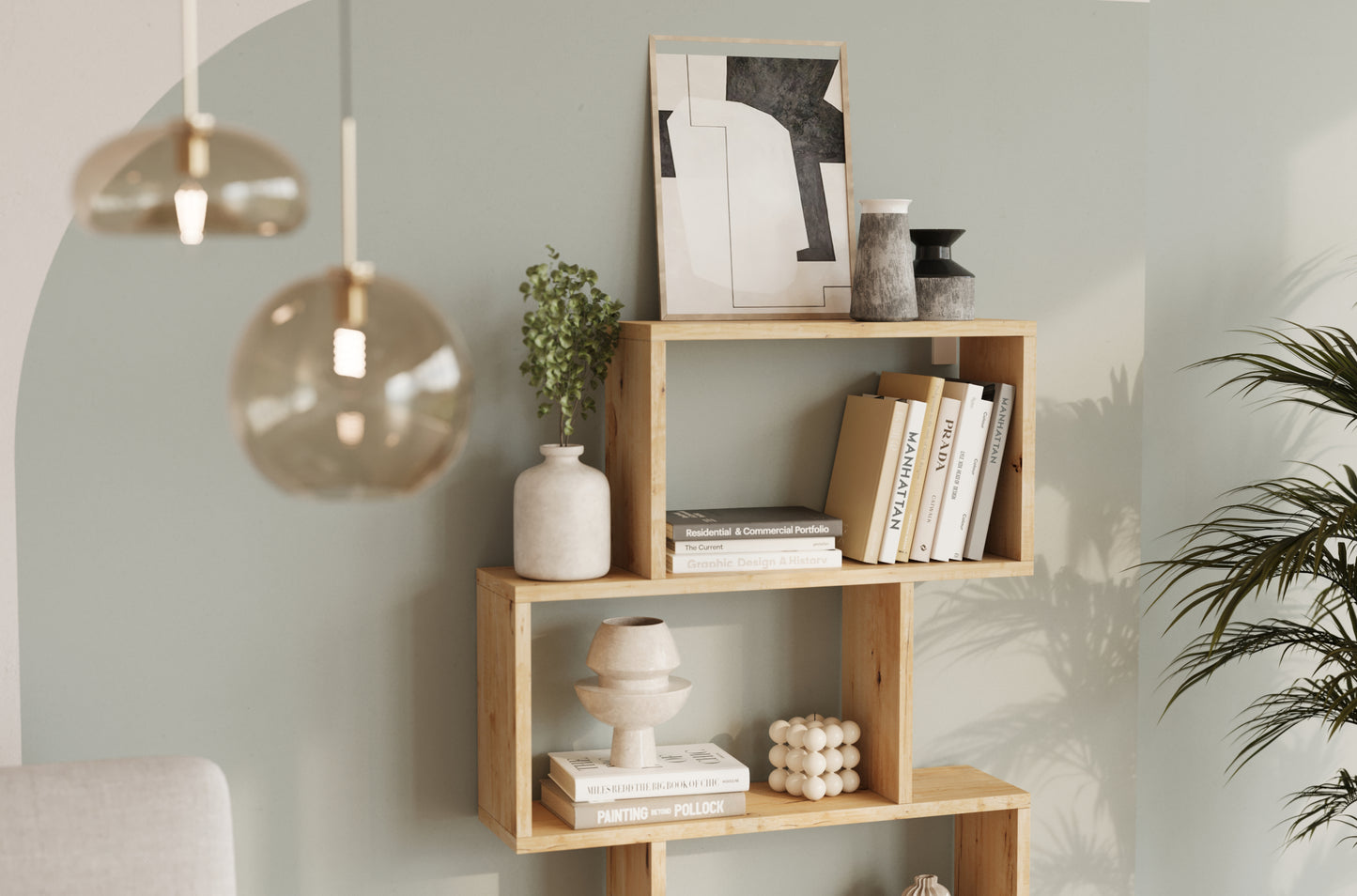 Drewniany regał Egurro z książkami i ozdobami w stylu minimalistycznym, ustawiony przy pastelowej ścianie w nowoczesnym wnętrzu.