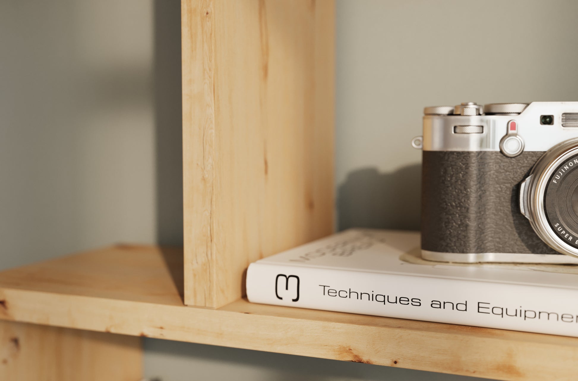 Zbliżenie na półkę regału Egurro w naturalnym wykończeniu drewna, ukazujące detal struktury i staranność wykonania.