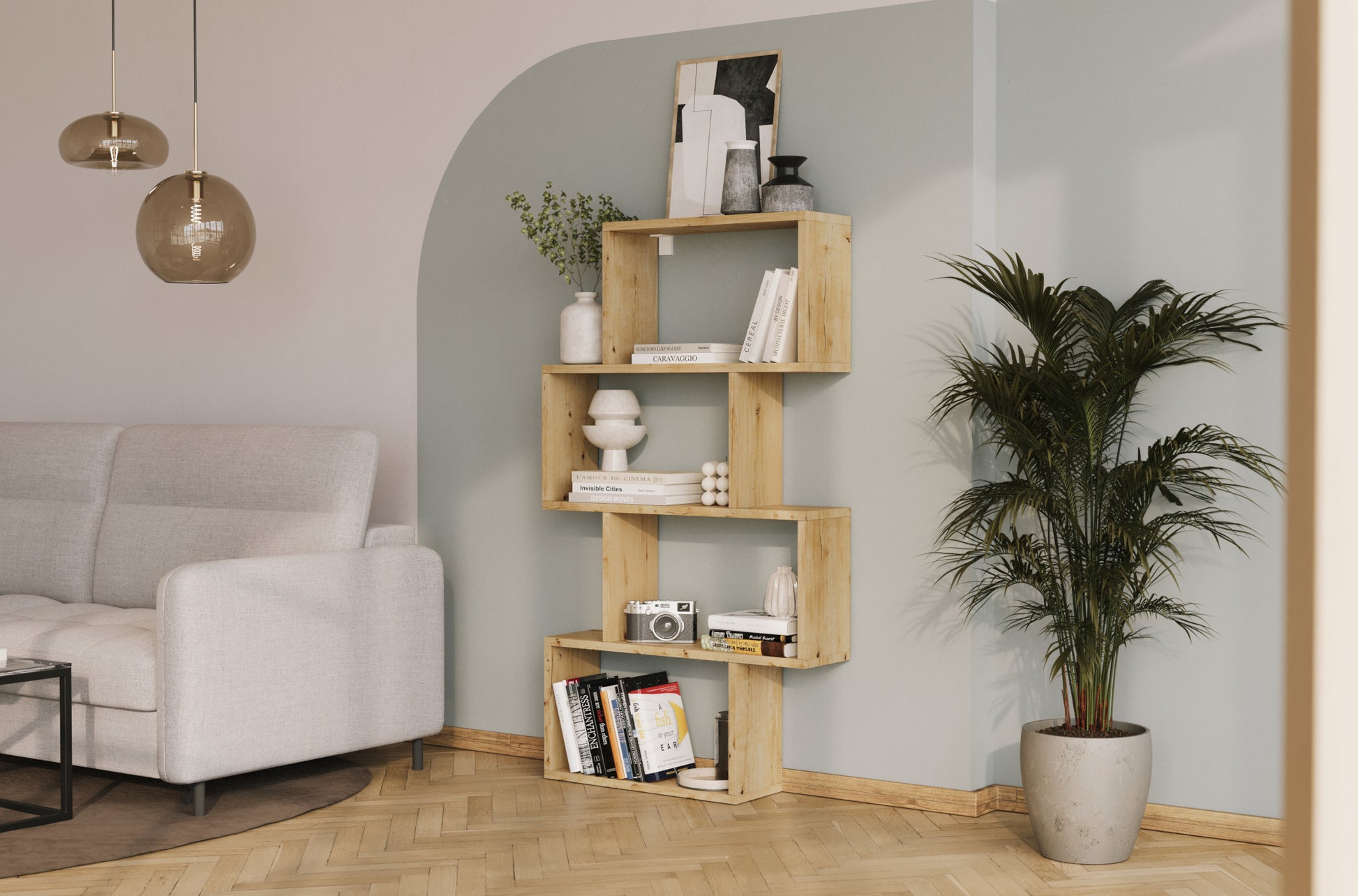 Regał Egurro w kolorze dębu w salonie, ozdobiony książkami i dekoracjami, ustawiony przy pastelowozielonej ścianie.