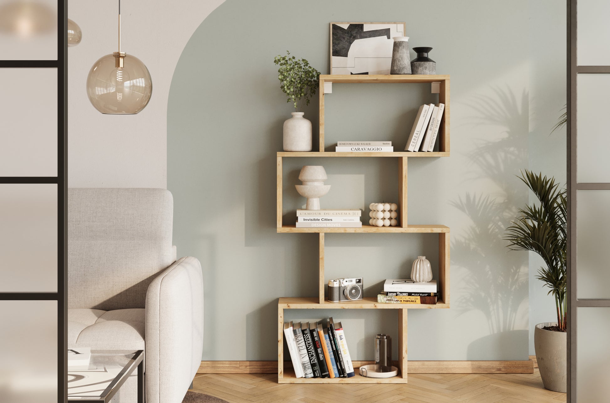 Regał Egurro z drewna w aranżacji salonu, ustawiony przy zielonej ścianie, ozdobiony książkami i dekoracjami w stylu minimalistycznym.