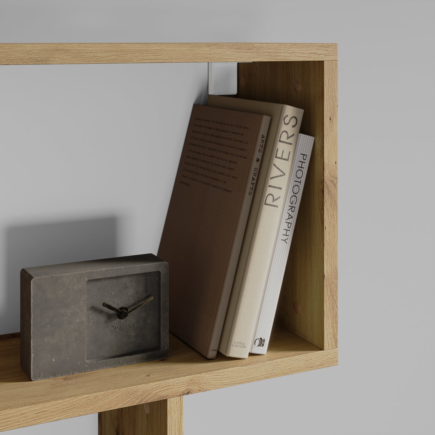 Półka regału Evertti w kolorze dąb artisan z książkami i minimalistycznym zegarem, idealna do nowoczesnego wnętrza.