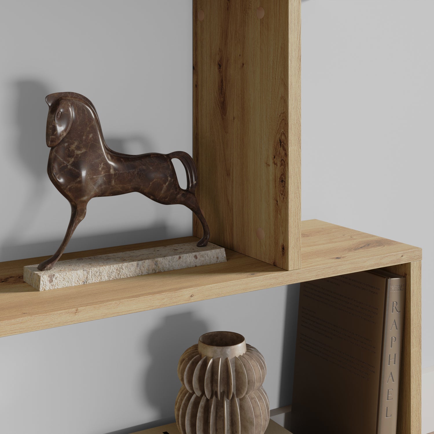 Fragment regału Evertti dąb artisan z dekoracyjną figurką konia oraz ceramicznym wazonem na tle szarej ściany.