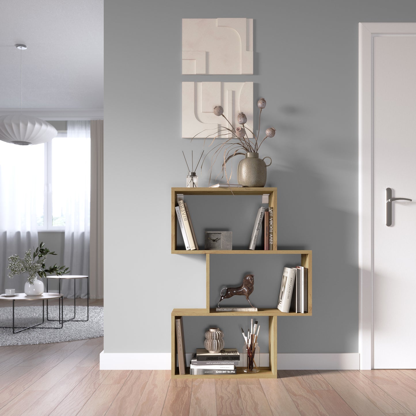 Regał Evertti w dekorze dąb artisan ustawiony przy szarej ścianie, ozdobiony książkami i dodatkami w nowoczesnym wnętrzu.