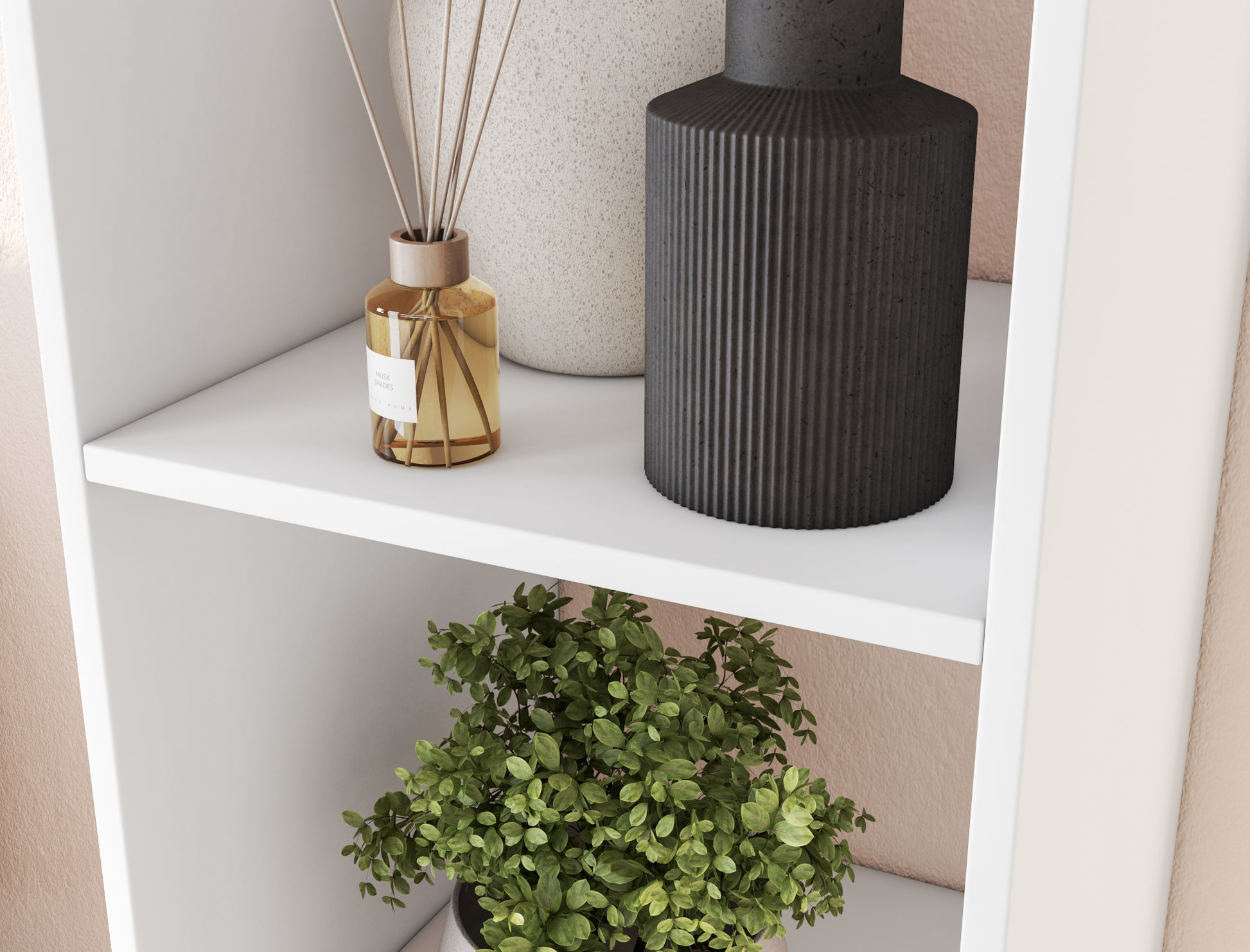 Półki białego regału Figgi z dekoracjami – dyfuzorem, czarnym wazonem i doniczką z zieloną rośliną na tle jasnej ściany.