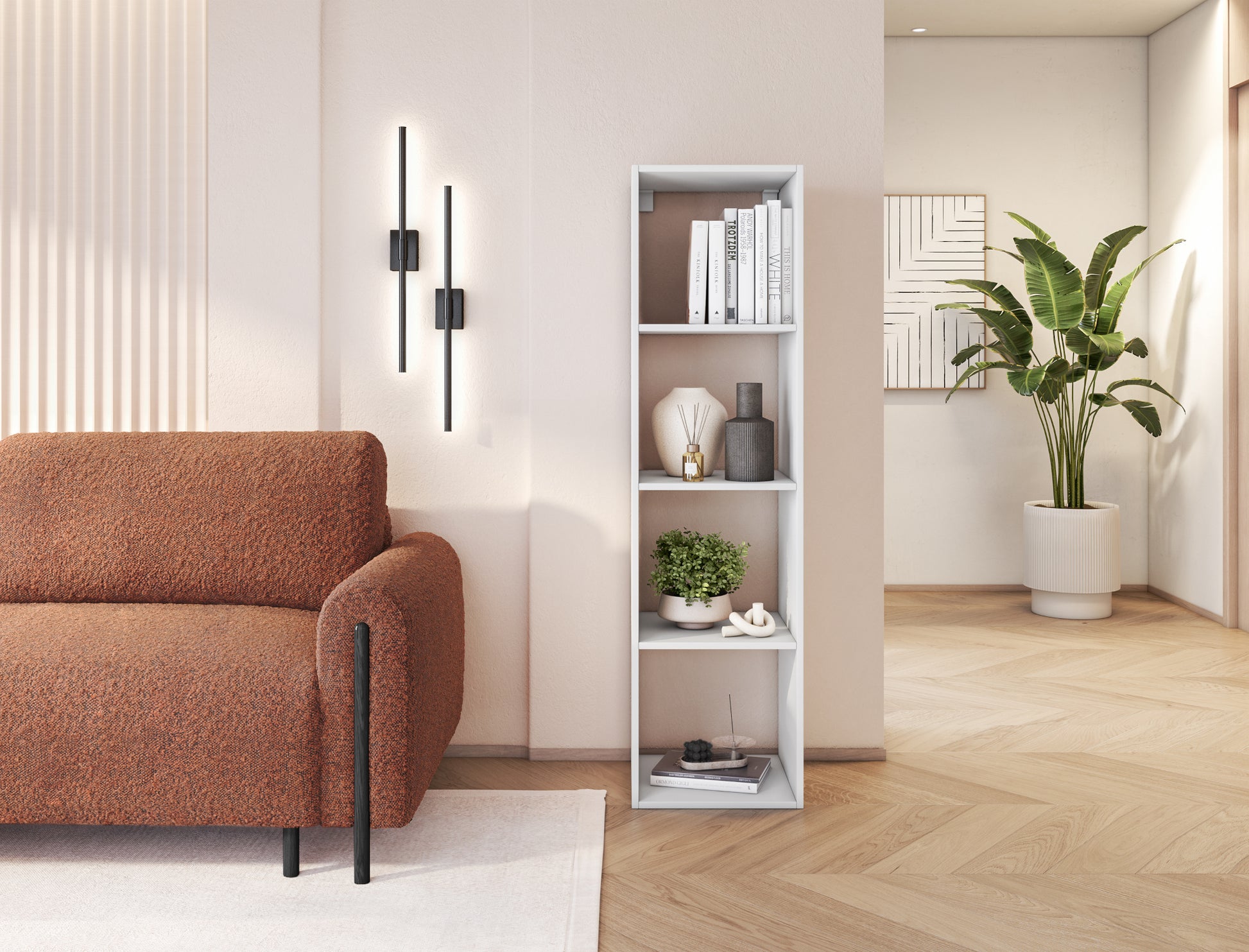 Nowoczesny biały regał Figgi z dekoracjami w jasnym salonie z rośliną w donicy, beżową ścianą i rustykalną sofą. 