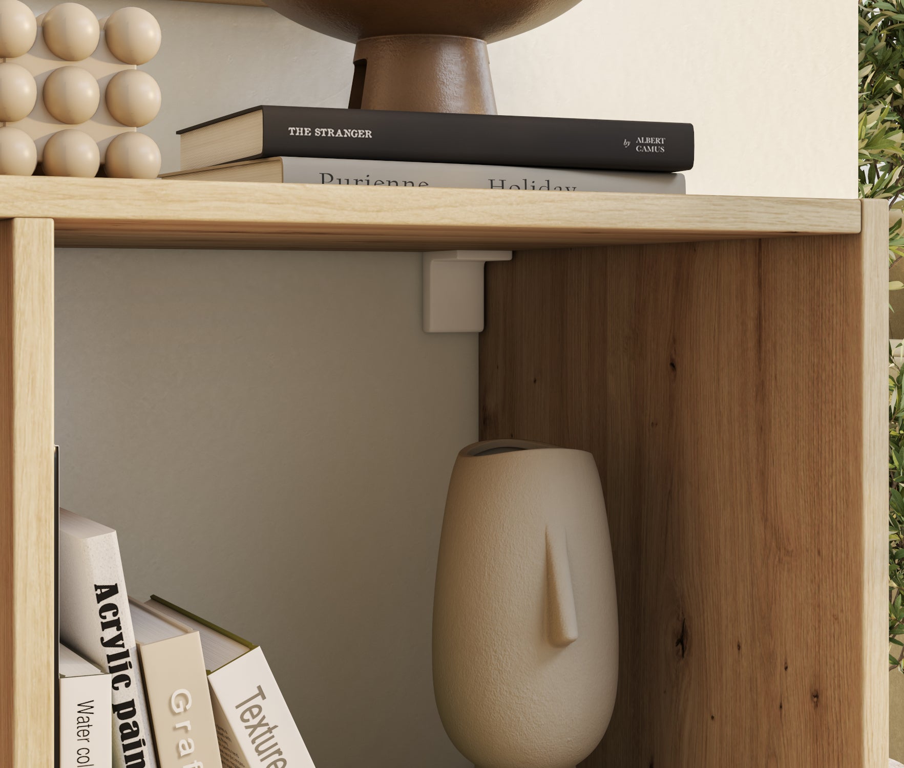 Zbliżenie na górną półkę regału Jugis w kolorze dąb artisan z dekoracyjną rzeźbą i mocowaniem półki widocznym w tle.