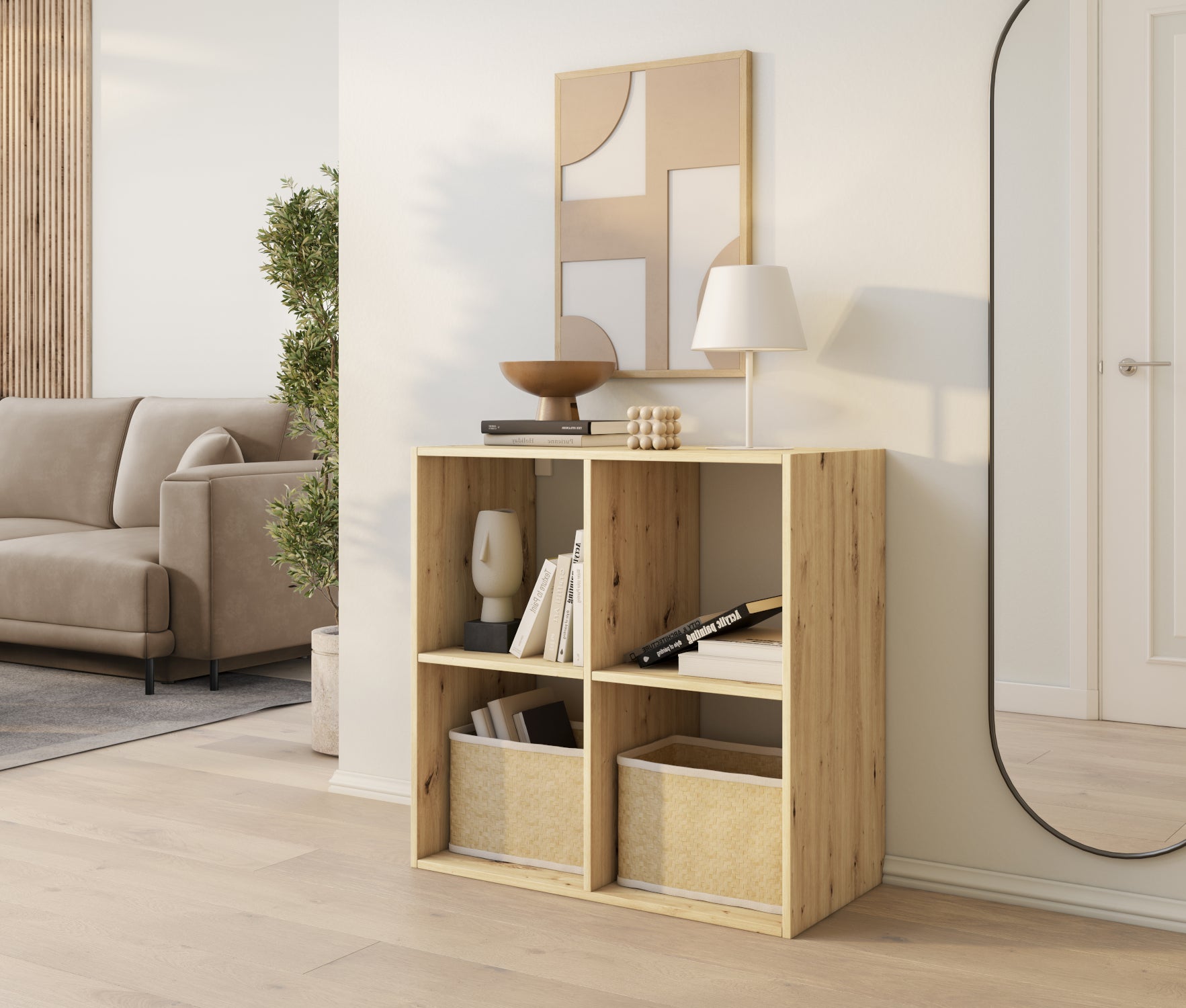 Regał Jugis w kolorze dąb artisan z czterema wnękami, ozdobiony książkami, koszami i lampą, ustawiony w jasnym salonie.