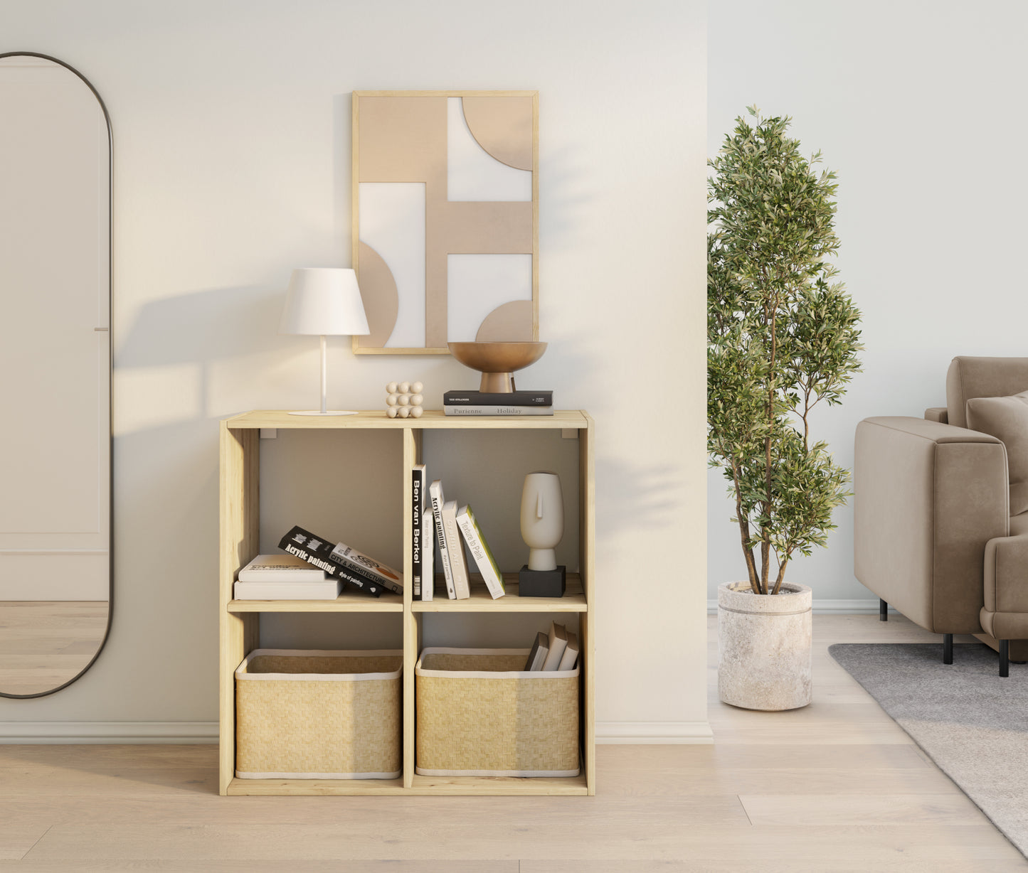 Regał Jugis dąb artisan z czterema wnękami, ozdobiony książkami i koszami, ustawiony w jasnym, nowoczesnym wnętrzu salonu.