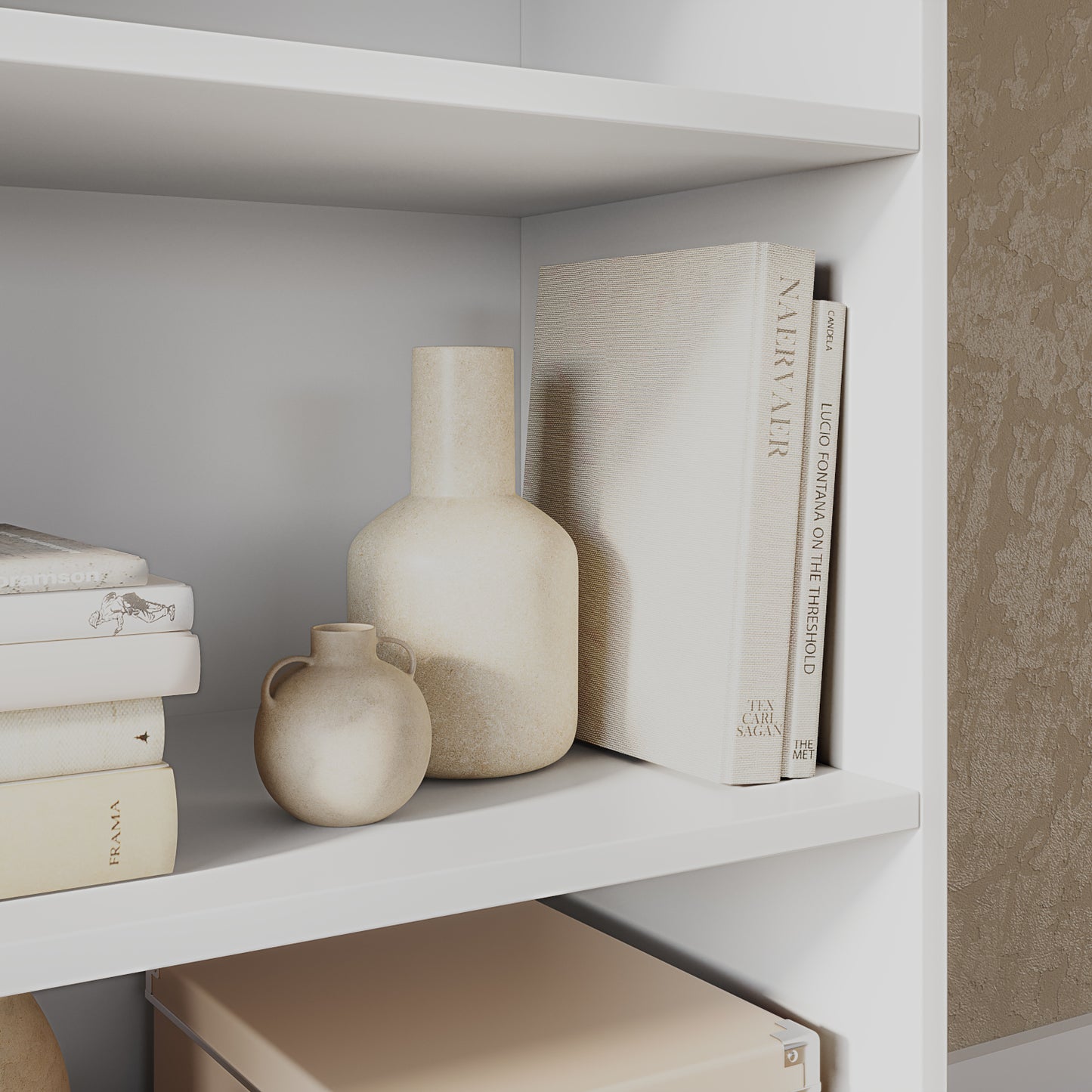 Zbliżenie na biały regał Pocett z ozdobnymi wazonami i książkami w stylu minimalistycznym, idealny do nowoczesnych wnętrz.