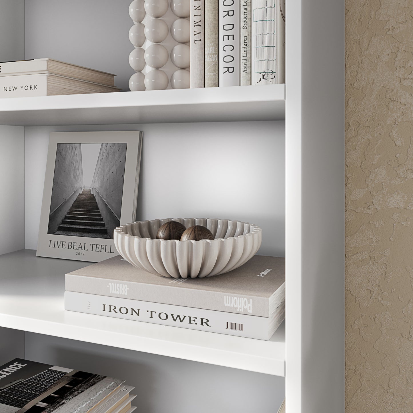 Półka regału Pocett z dekoracyjną misą i książkami, styl minimalistyczny do salonu, idealny do nowoczesnych aranżacji wnętrz.