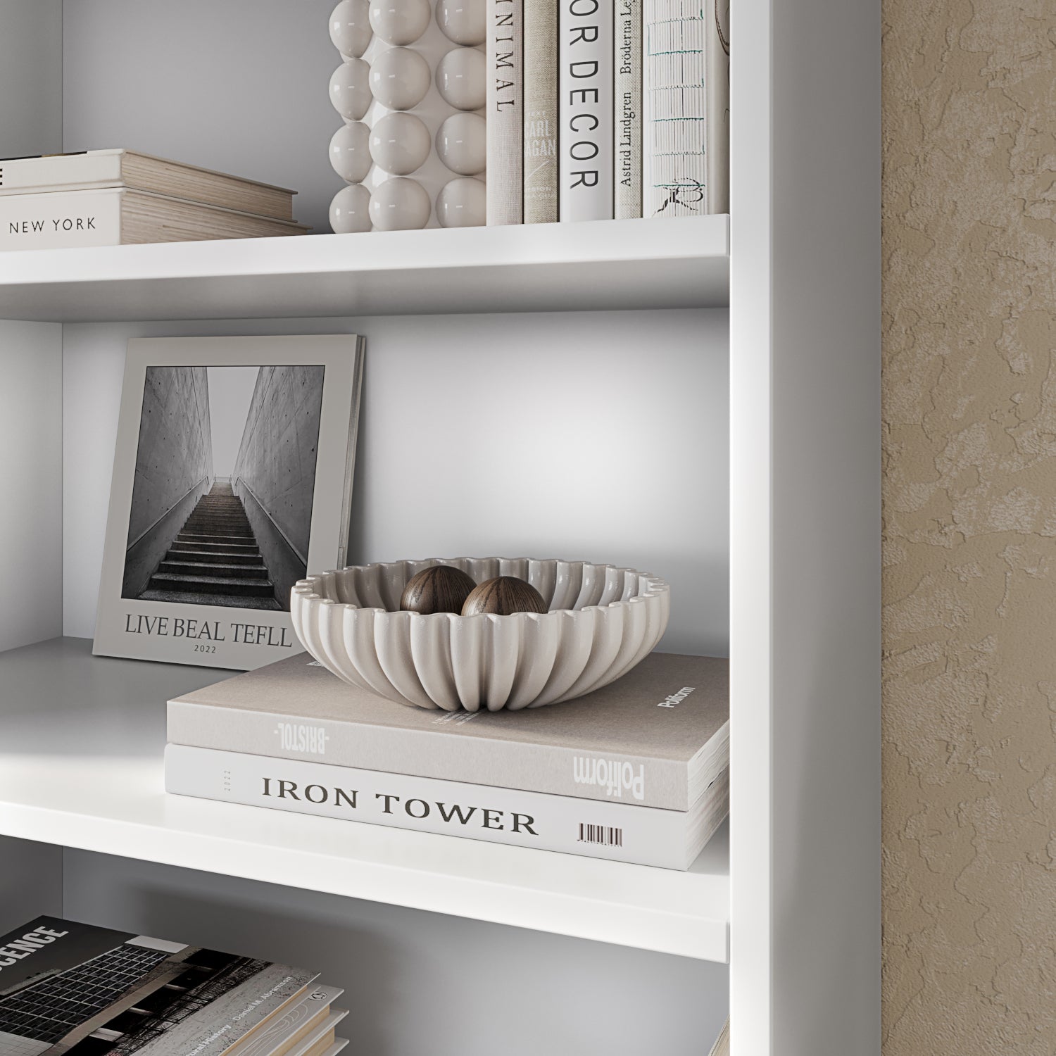 Półka regału Pocett z dekoracyjną misą i książkami, styl minimalistyczny do salonu, idealny do nowoczesnych aranżacji wnętrz.