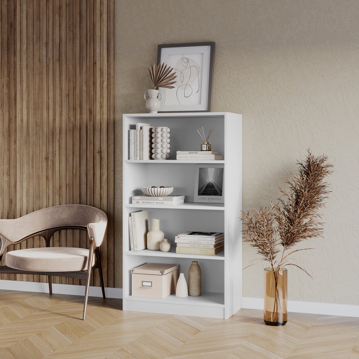 Biały regał Pocett z czterema półkami w nowoczesnym wnętrzu, dekorowany książkami i ceramiką, idealny do salonu lub domowego biura.