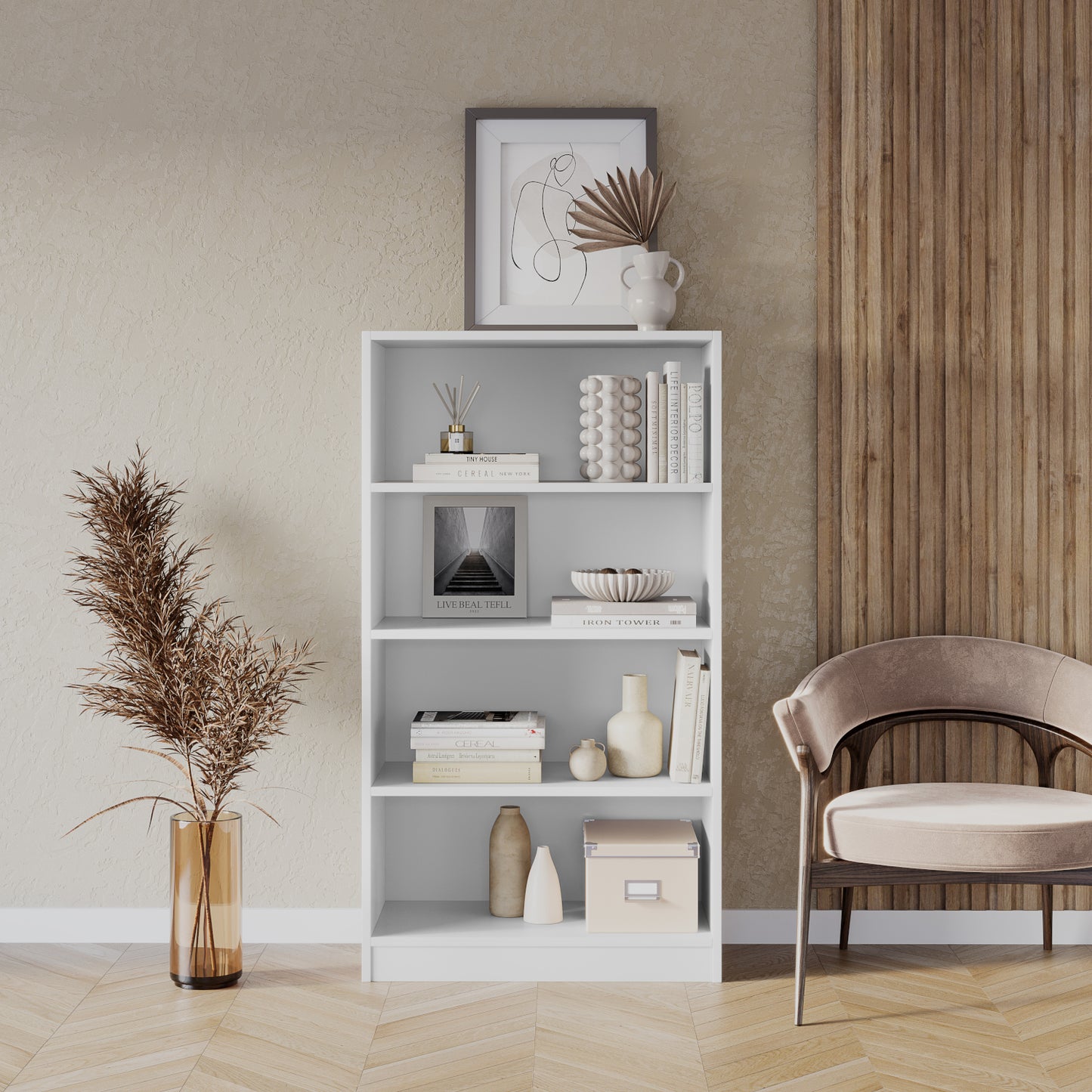 Biały regał Pocett z czterema półkami, ustawiony przy ścianie w eleganckim wnętrzu, ozdobiony książkami, dekoracjami i grafiką.