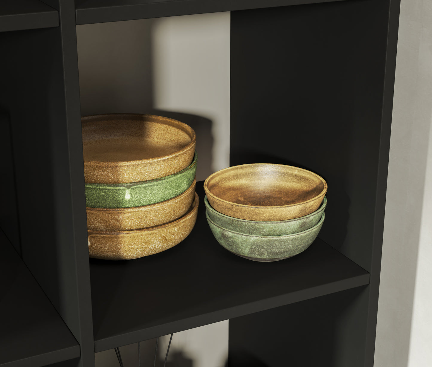 Regał Postto czarny z ceramiczną zastawą – eleganckie talerze i miski w odcieniach zieleni i brązu na czarnych półkach.