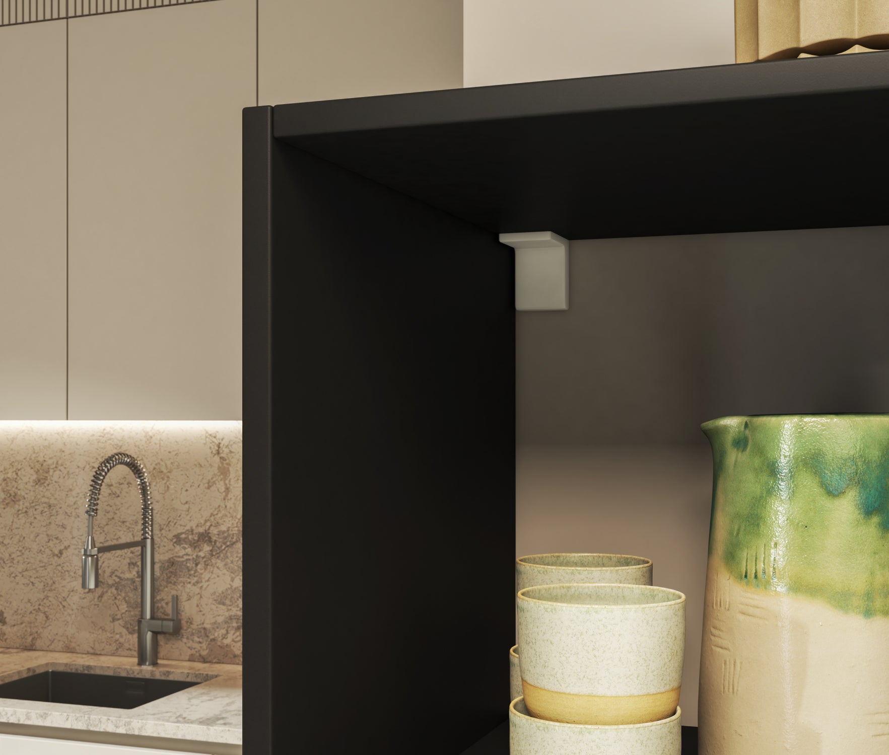 Czarny regał Postto z detalem montażu i ceramiką w odcieniach zieleni – nowoczesny design i funkcjonalność w kuchni.