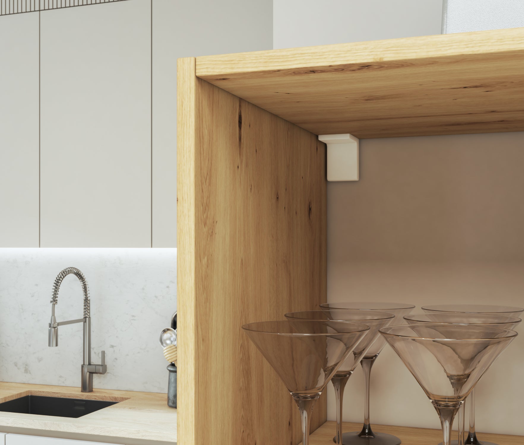 Zbliżenie na górną półkę regału Postto dąb artisan z kieliszkami do martini, na tle nowoczesnej zabudowy kuchennej w jasnym wykończeniu.