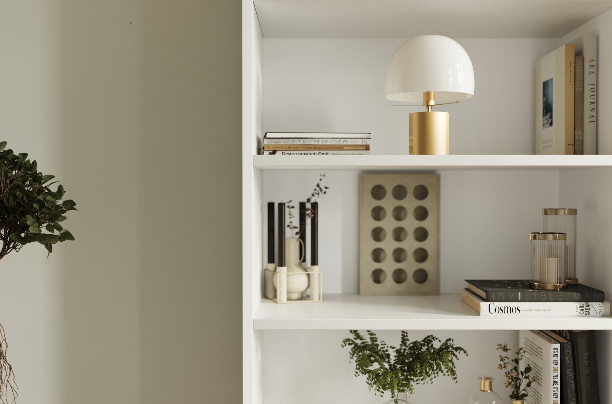 Półki regału Seilf wypełnione książkami, dekoracjami i lampką – elegancka, nowoczesna aranżacja z detalami w złocie i beżu.