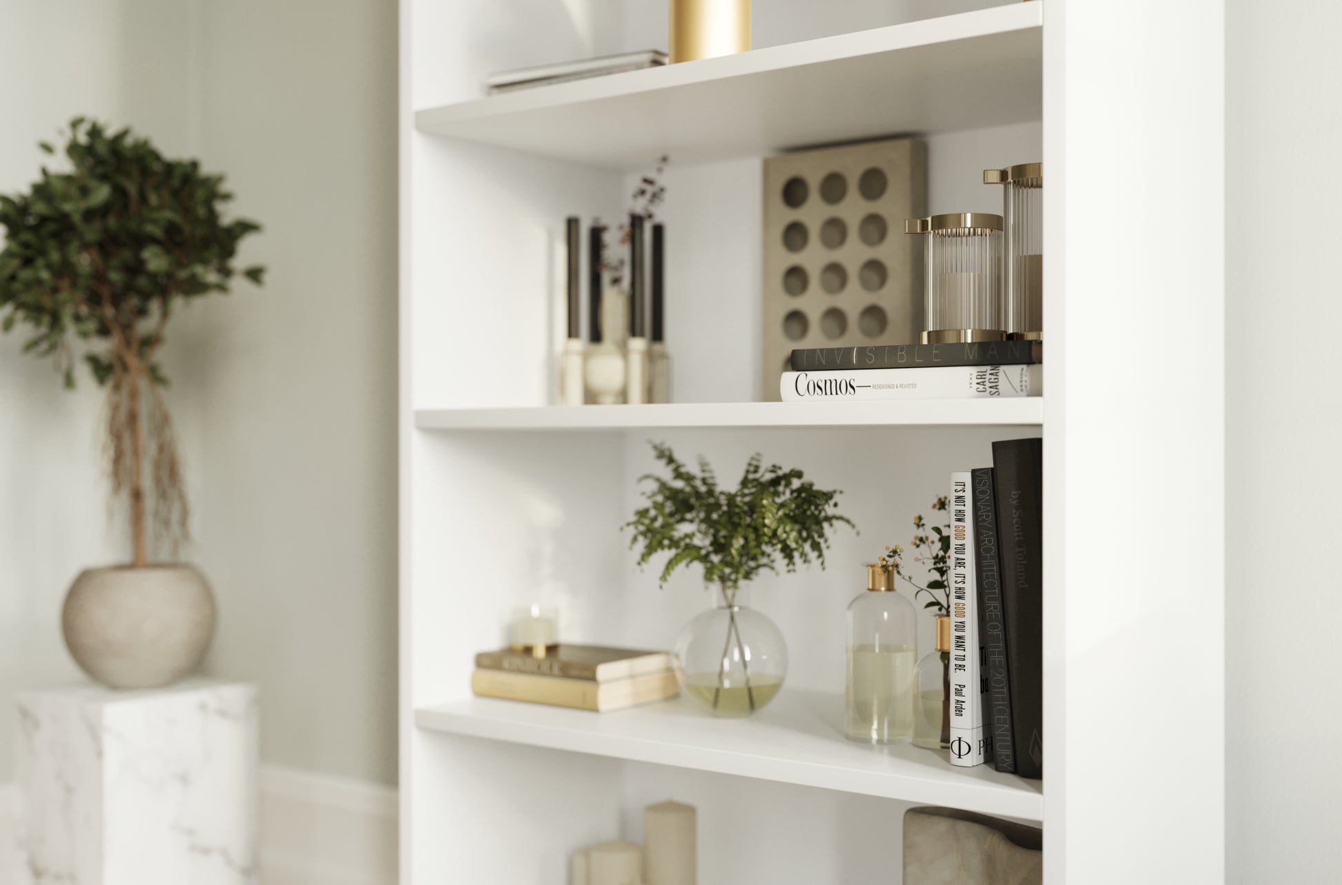 Zbliżenie na półki regału Seilf – stylowa kompozycja książek, flakonów i zieleni w minimalistycznym, eleganckim wydaniu. 