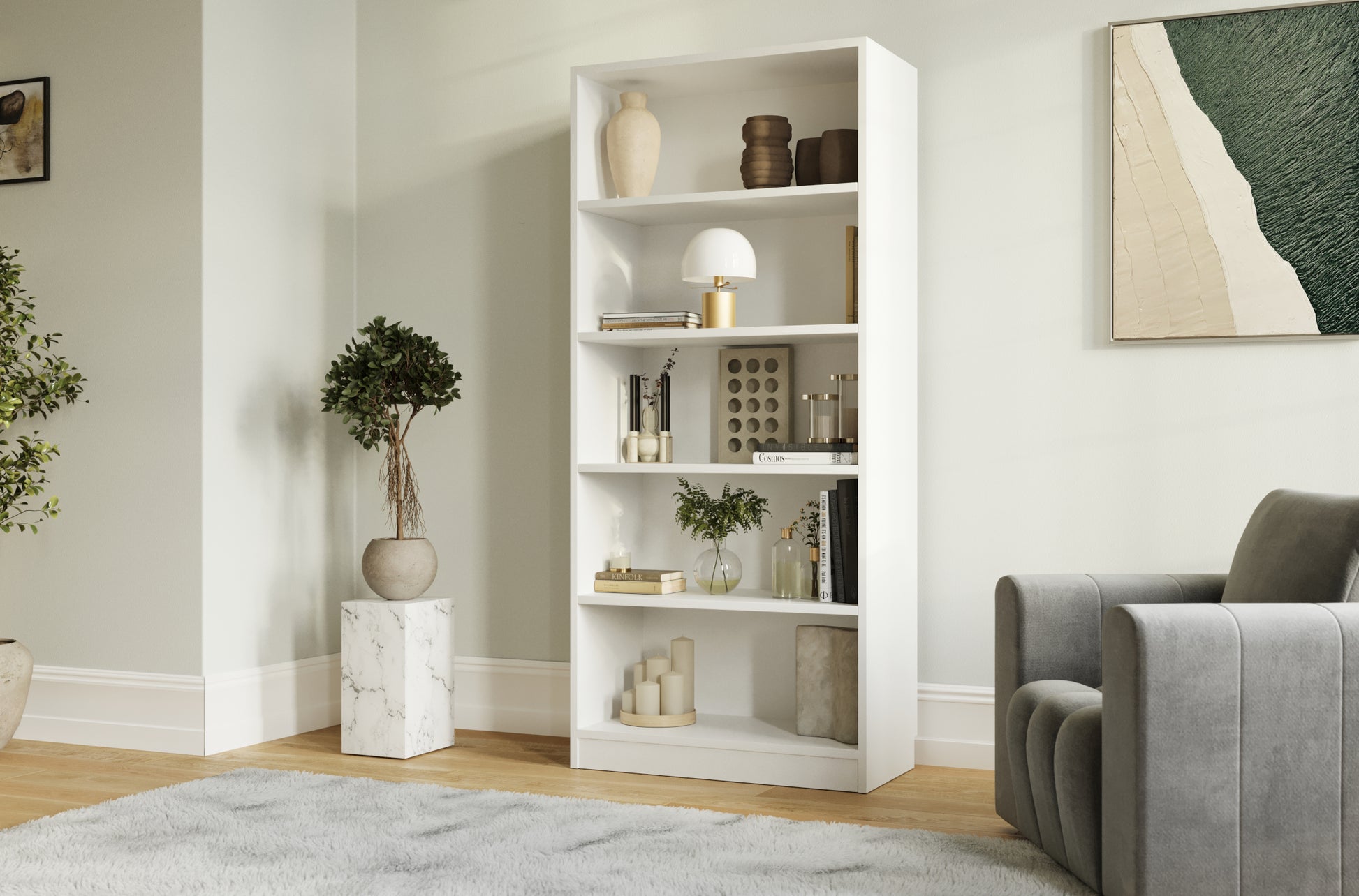 Nowoczesny biały regał Seilf z pięcioma półkami, wypełniony dekoracjami i książkami, ustawiony w jasnym salonie z szarą sofą i obrazem na ścianie.