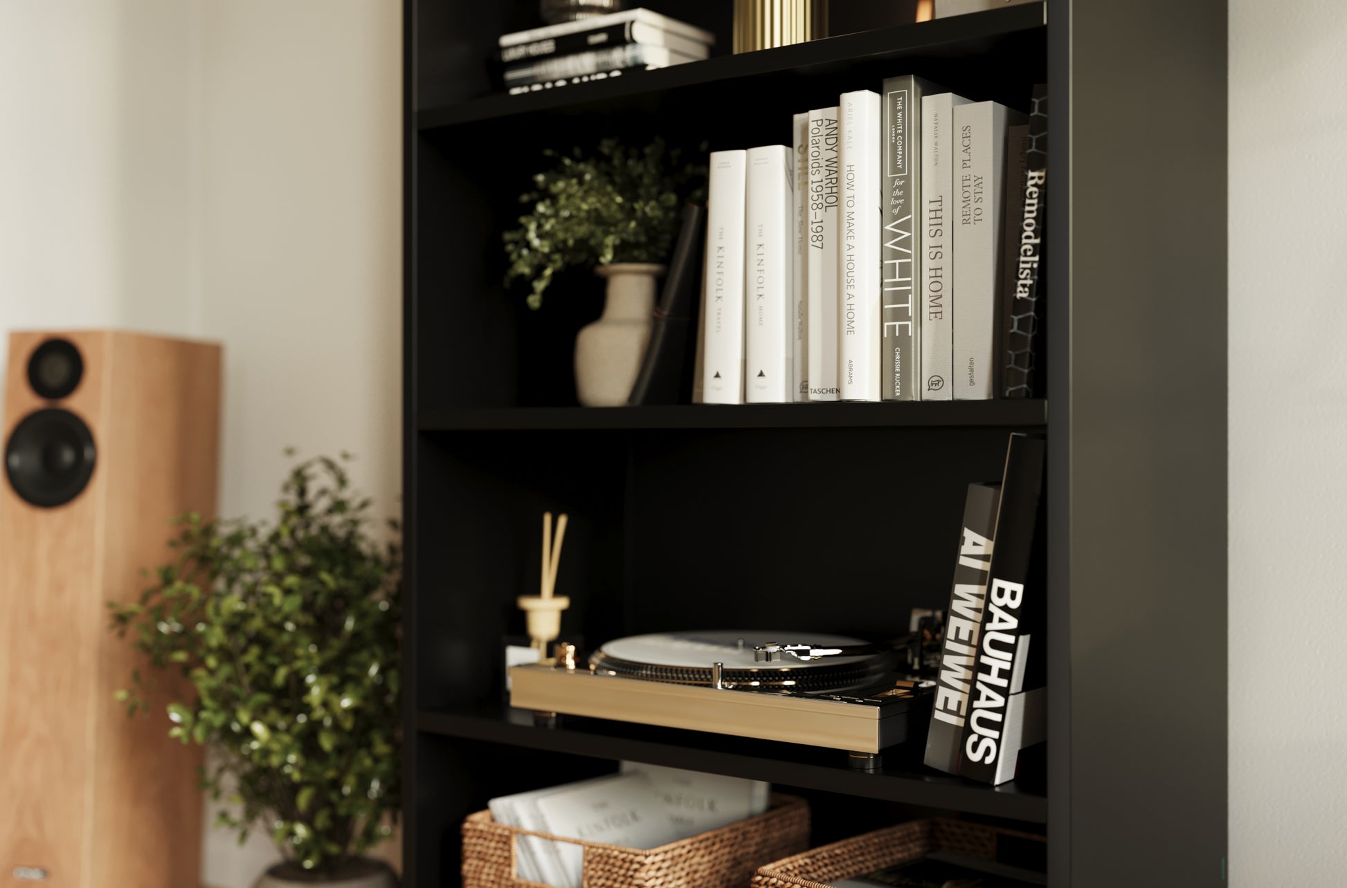 Czarna półka Seilf z książkami, rośliną, gramofonem i ozdobami – stylowe wnętrze z eleganckim regałem i detalami.