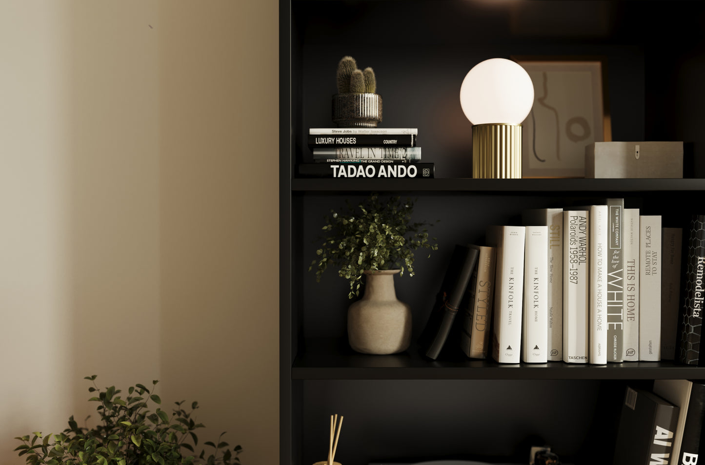 Czarna półka Seilf z designerską lampą, książkami, rośliną i dekoracją – elegancka aranżacja wnętrza w nowoczesnym stylu.