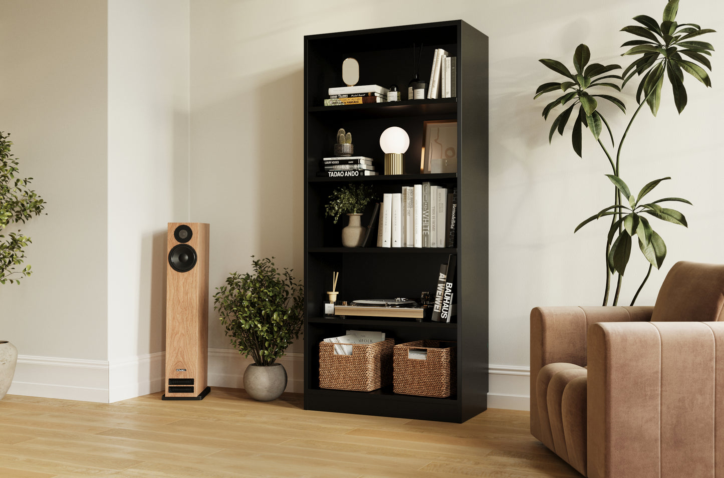 Czarne nowoczesne regały Seilf z pięcioma półkami, ustawione w eleganckim salonie z roślinami i wygodnym fotelem.