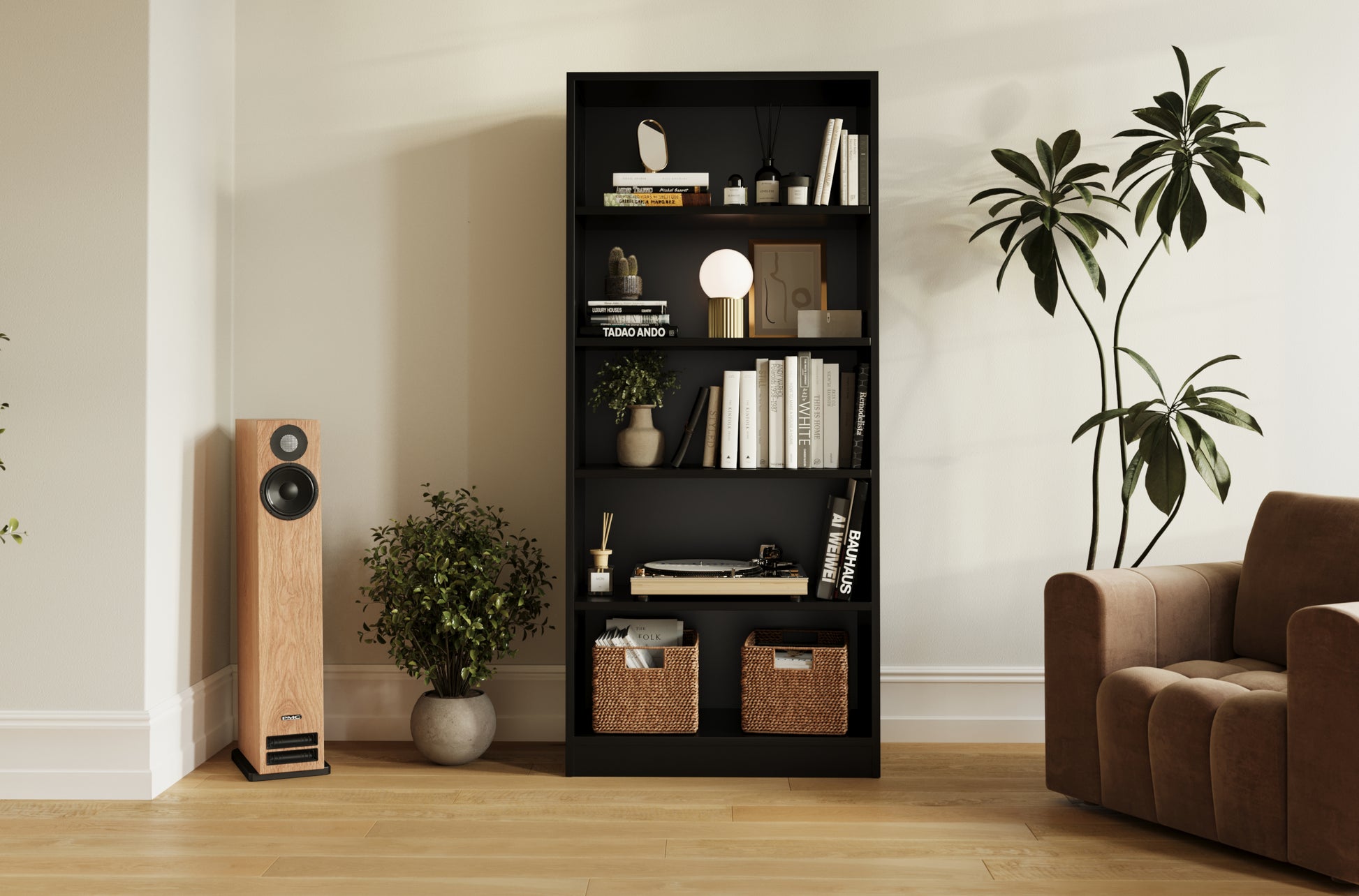 Czarne regały Seilf z pięcioma półkami, udekorowane książkami i dodatkami, w eleganckim salonie z roślinami i nagłośnieniem.