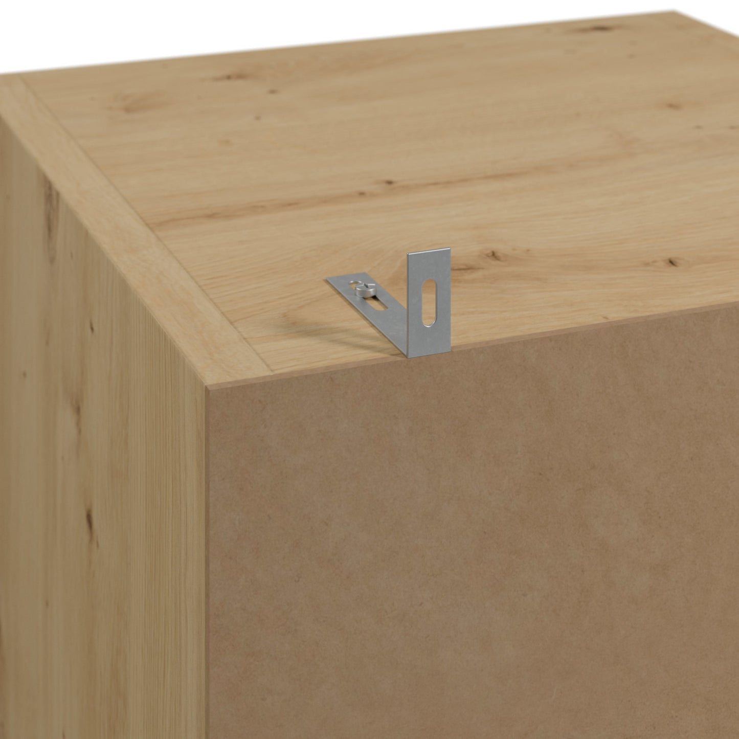 Metalowy kątownik mocujący przytwierdzony do górnej części regału w dekorze dąb artisan, służący do zabezpieczenia mebla przy ścianie.