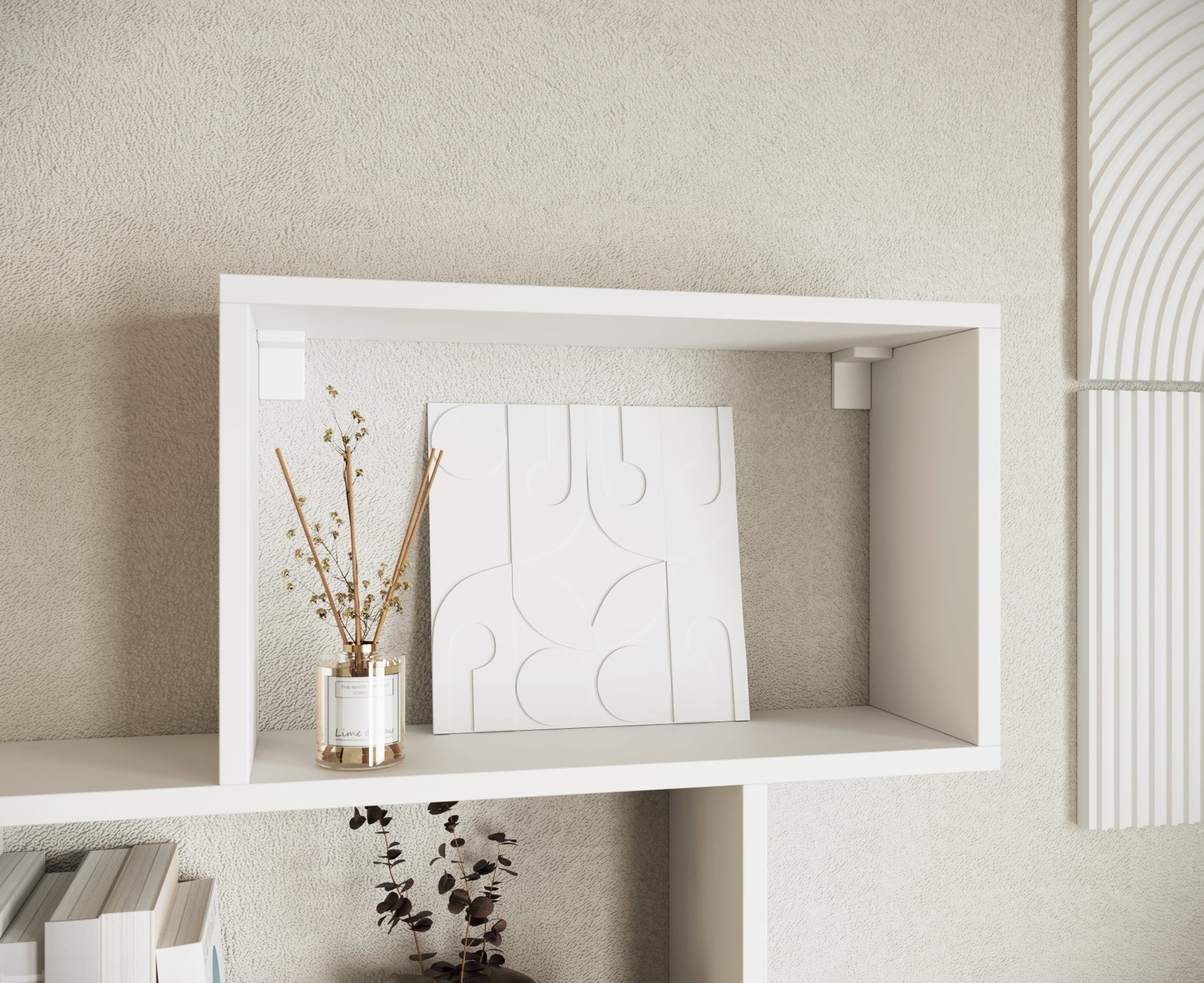 Zbliżenie na górny segment białego regału Shellf z dekoracyjnym panelem i dyfuzorem zapachowym na jasnej strukturze ściany.
