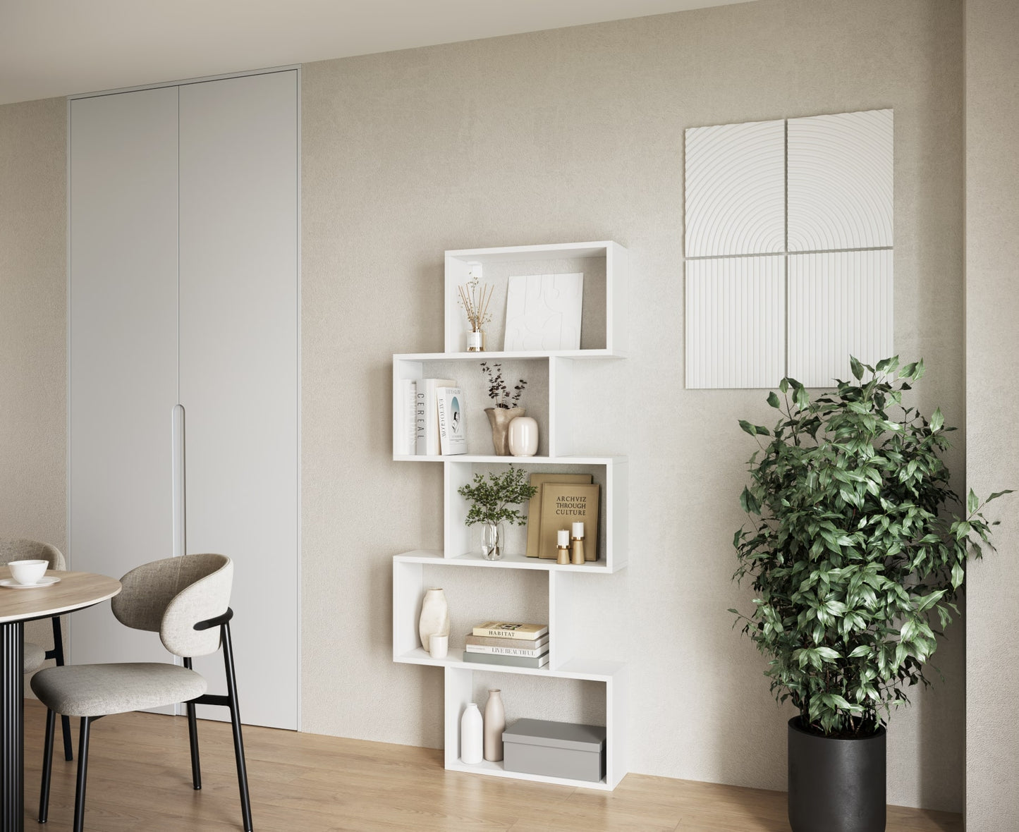 Biały regał Shellf o pięciu półkach w układzie schodkowym, ustawiony przy ścianie w jasnym, nowoczesnym salonie z rośliną i obrazem.