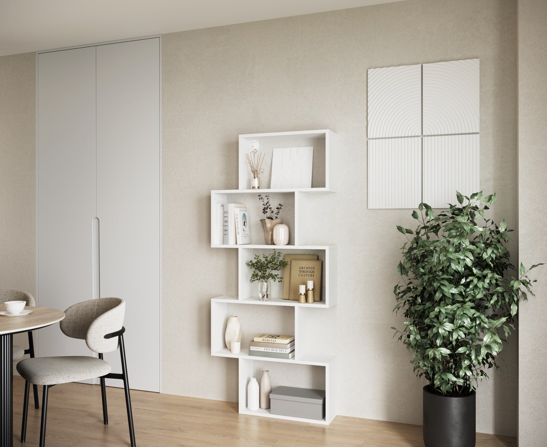 Biały regał Shellf o pięciu półkach w układzie schodkowym, ustawiony przy ścianie w jasnym, nowoczesnym salonie z rośliną i obrazem.