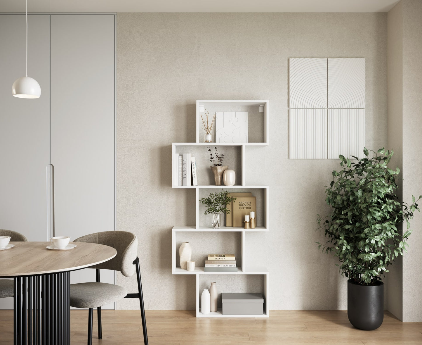 Biały regał Shellf w stylu schodkowym, ustawiony przy ścianie w jasnym salonie obok stołu, krzesła i dużej doniczkowej rośliny.