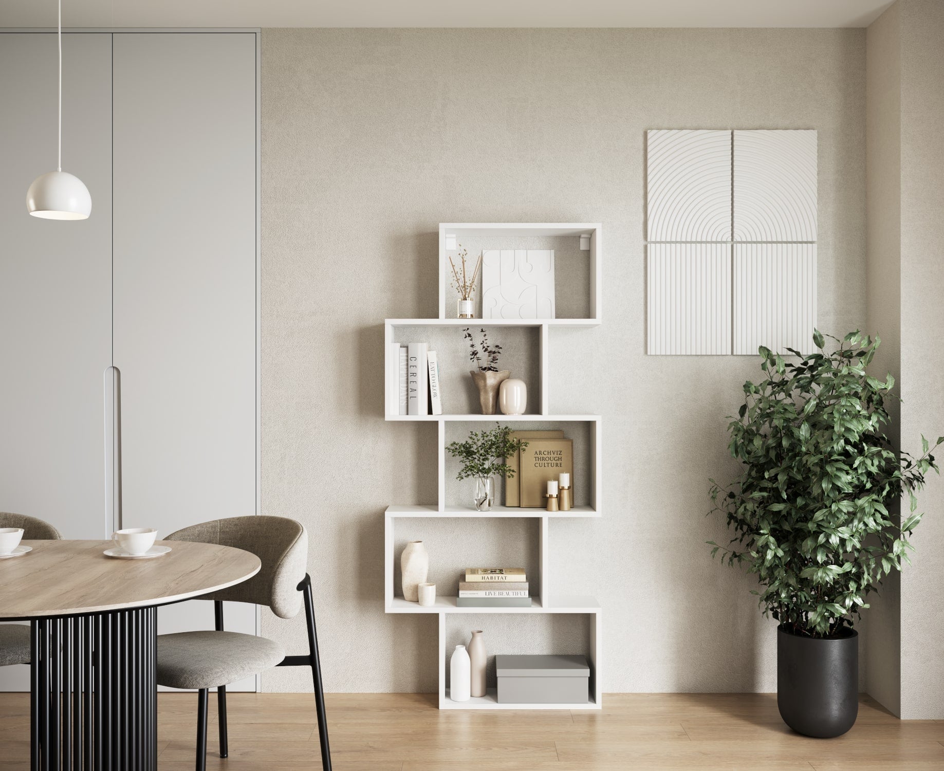 Biały regał Shellf w stylu schodkowym, ustawiony przy ścianie w jasnym salonie obok stołu, krzesła i dużej doniczkowej rośliny.