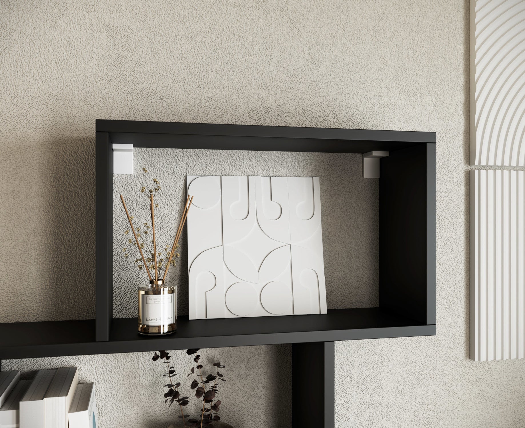 Zbliżenie górnej półki czarnego regału Shellf z dekoracyjnym panelem 3D i zapachowym dyfuzorem w nowoczesnym salonie.