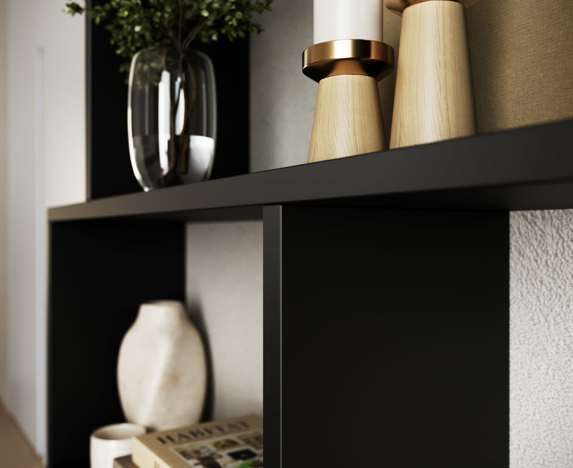 Detal czarnego regału Shellf z dekoracjami – drewniane świeczniki, szklany wazon z zielenią oraz ceramika i książki w tle.