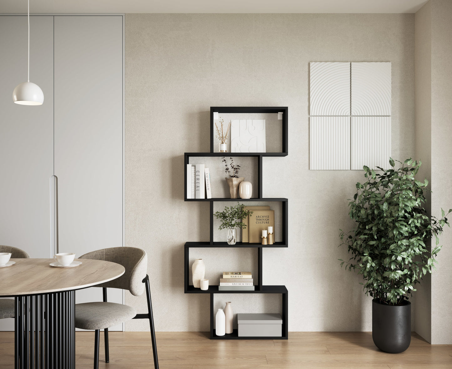 Regał Shellf w kolorze czarnym ustawiony przy jasnej ścianie w salonie, z dekoracjami, książkami i zieloną rośliną obok.