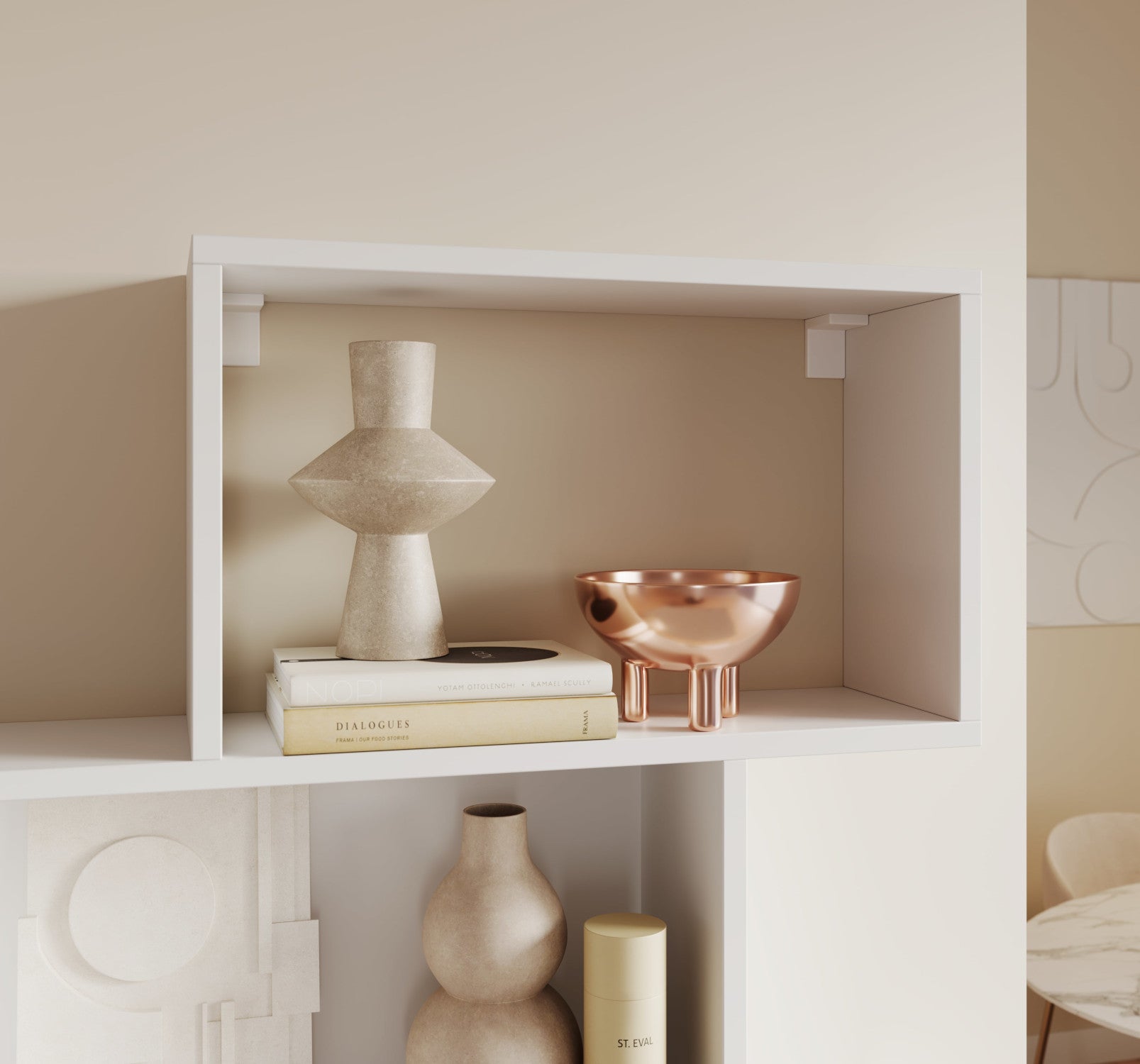 Zbliżenie na biały regał Sottis z dekoracyjną ceramiką i książkami – elegancki detal do nowoczesnego salonu lub biura. 