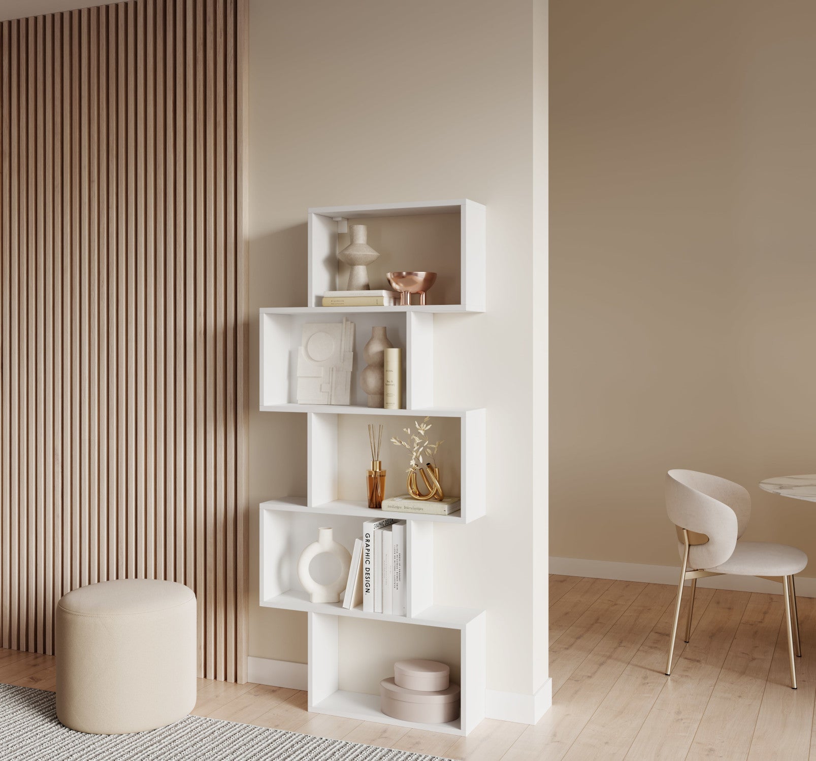 Biały regał Sottis w nowoczesnym wnętrzu, idealny na książki i ozdoby, wyróżnia się asymetrycznym układem półek.