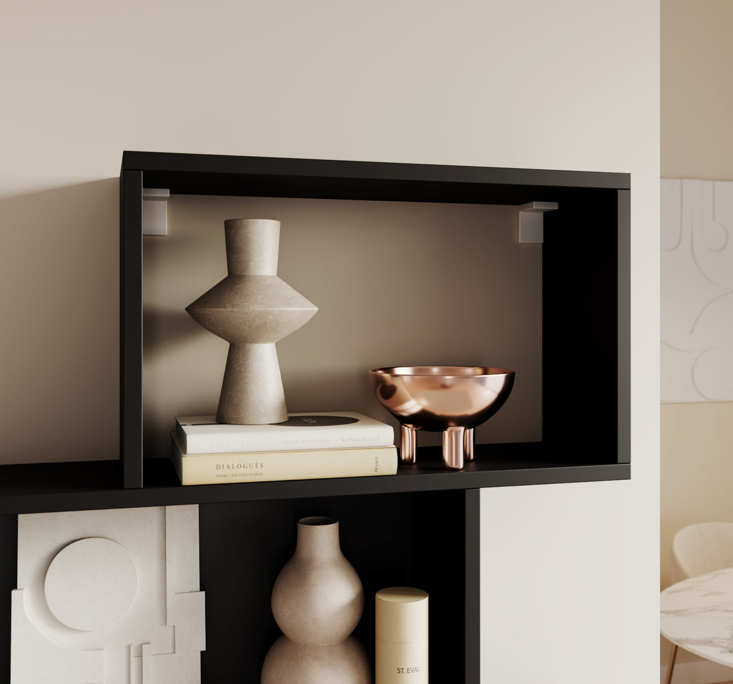 Górna półka czarnego regału Sottis z dekoracyjną rzeźbą i miedzianą misą, ustawiona w eleganckim, jasnym wnętrzu.
